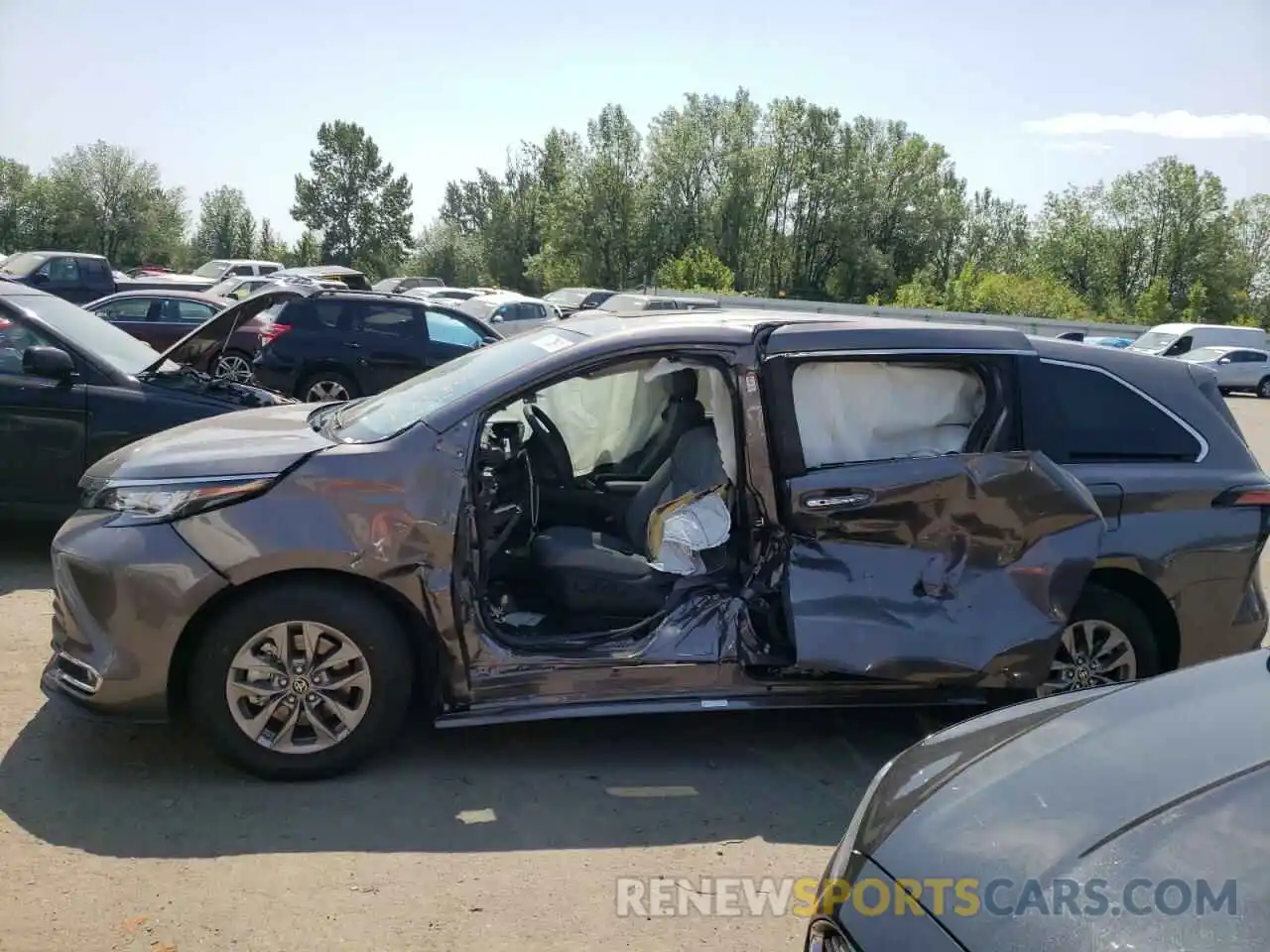 9 Photograph of a damaged car 5TDYRKEC0NS118688 TOYOTA SIENNA 2022