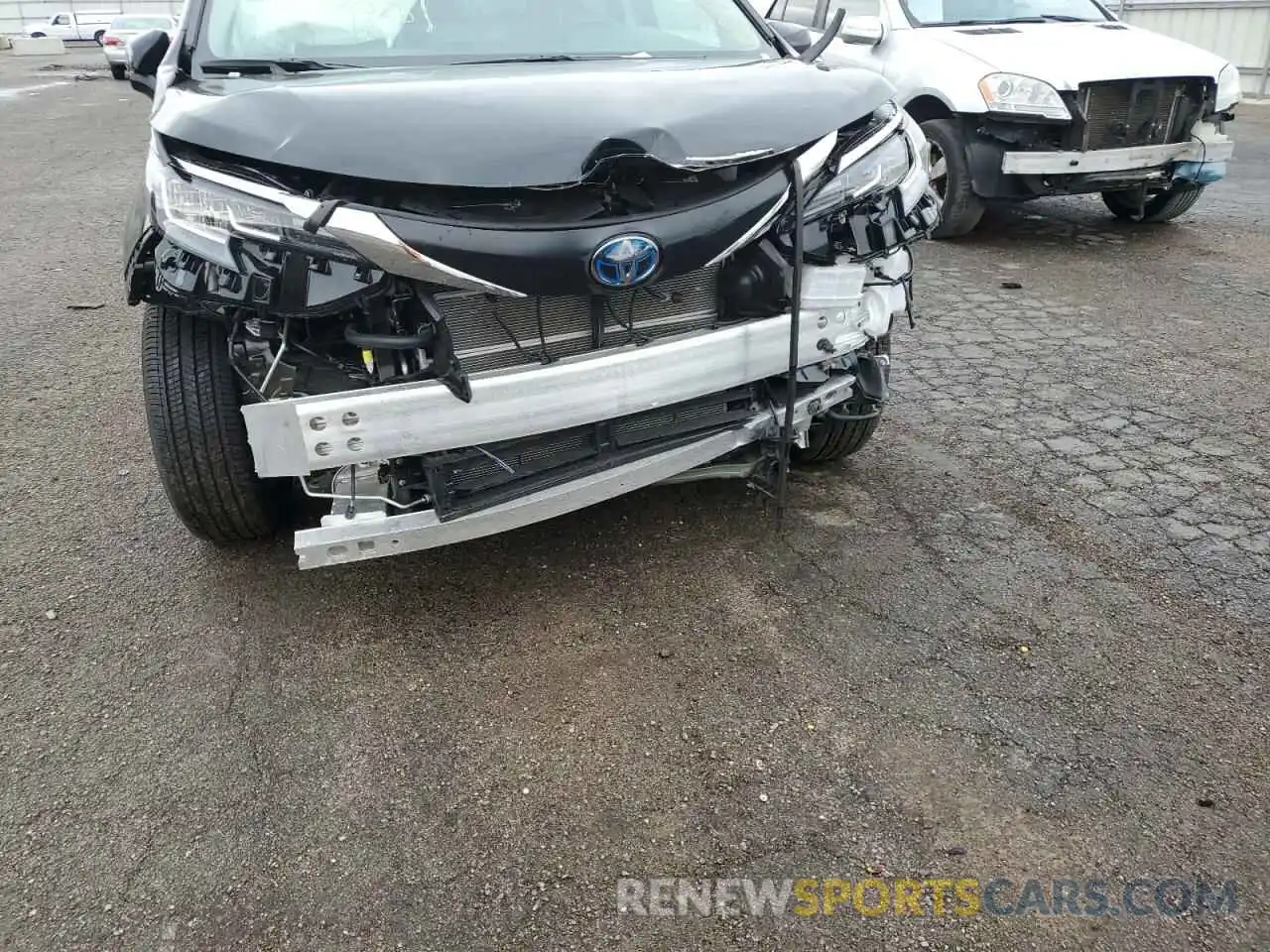 9 Photograph of a damaged car 5TDYRKEC1NS109613 TOYOTA SIENNA 2022