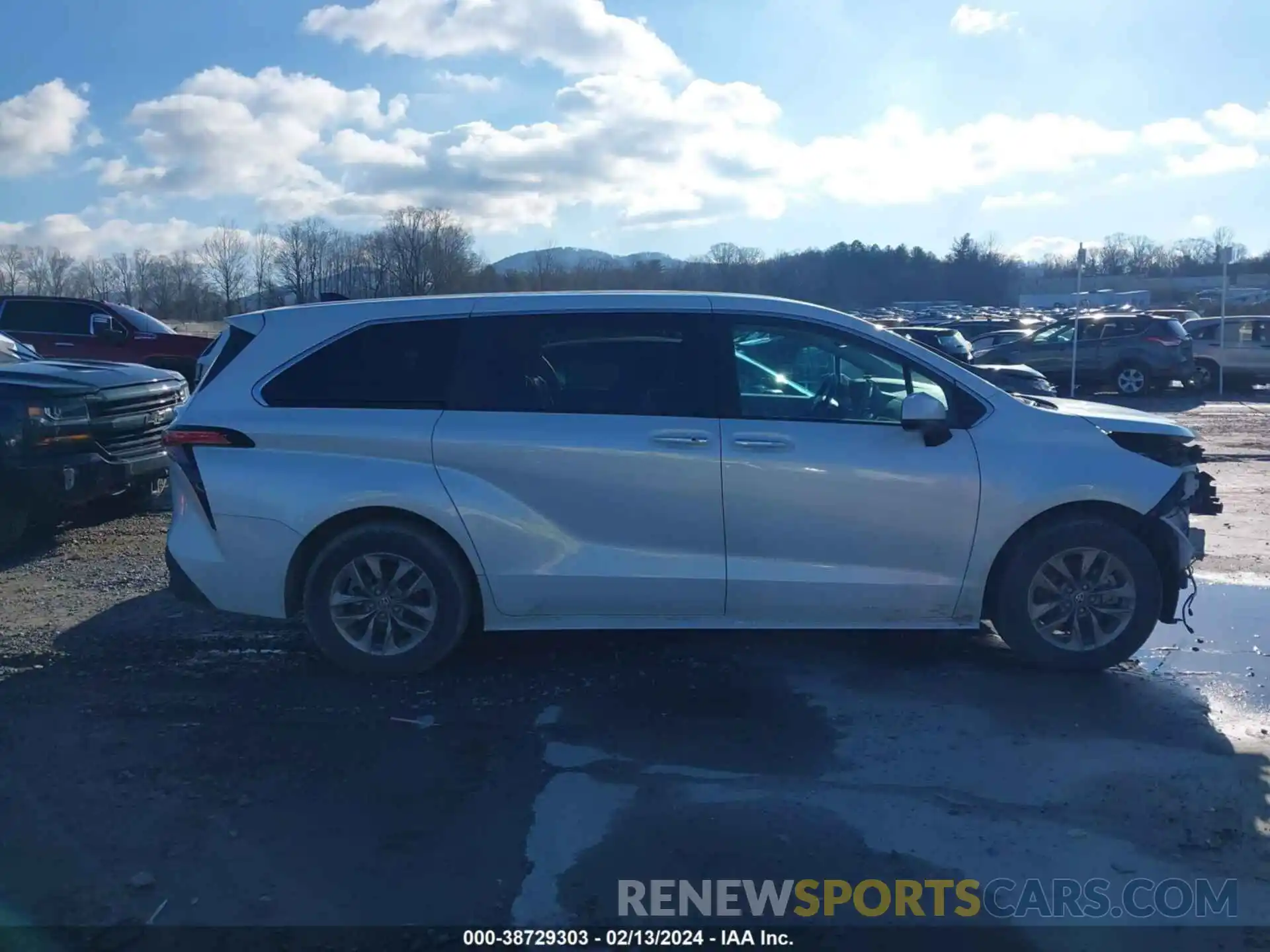 13 Photograph of a damaged car 5TDYRKEC4NS131265 TOYOTA SIENNA 2022