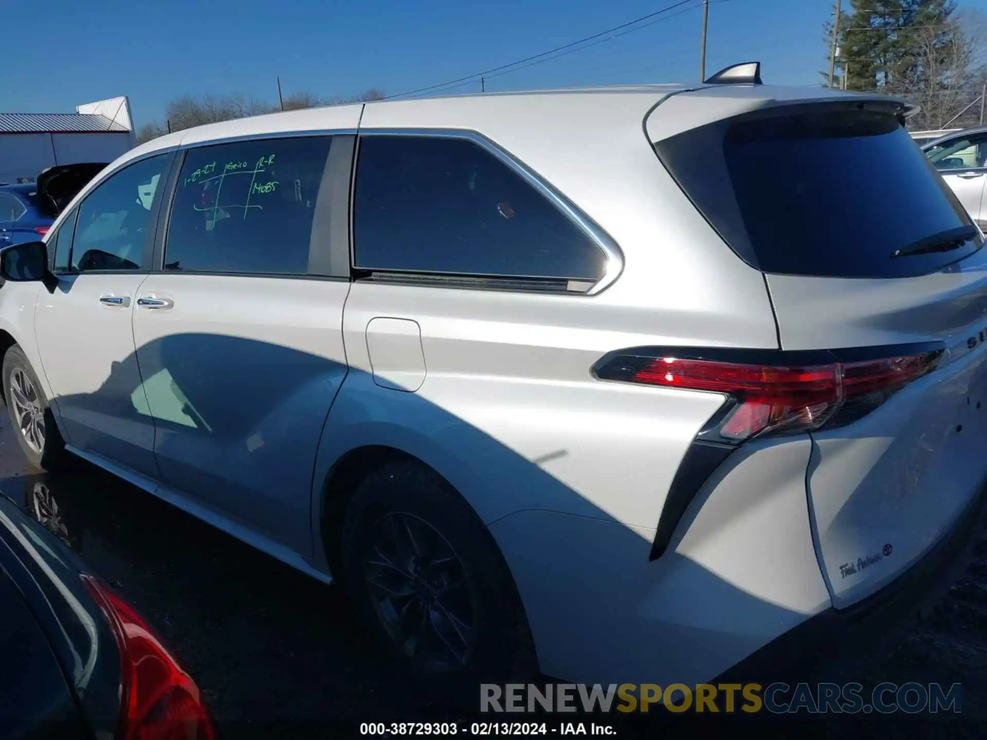 14 Photograph of a damaged car 5TDYRKEC4NS131265 TOYOTA SIENNA 2022