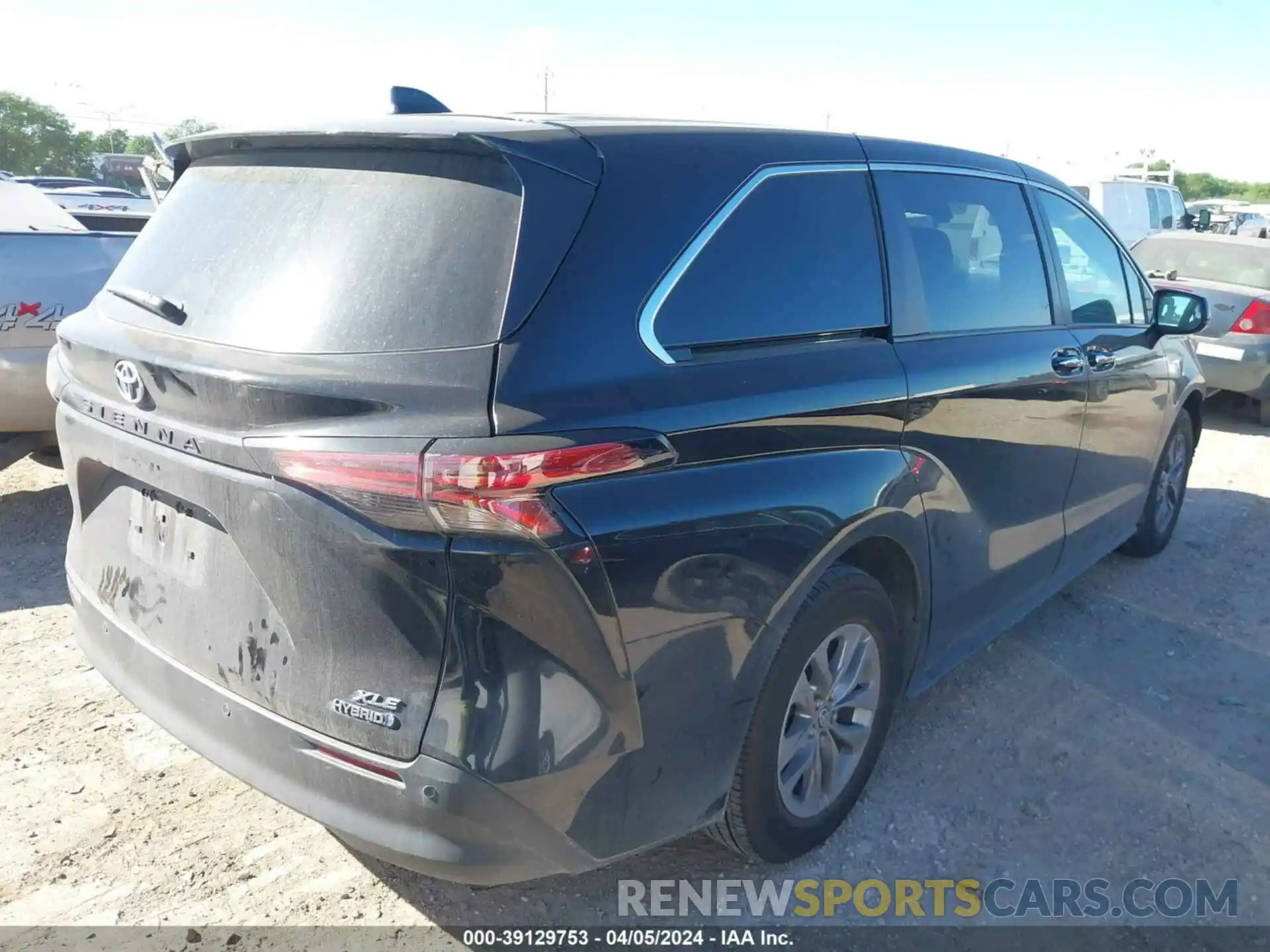 4 Photograph of a damaged car 5TDYRKEC5NS134093 TOYOTA SIENNA 2022