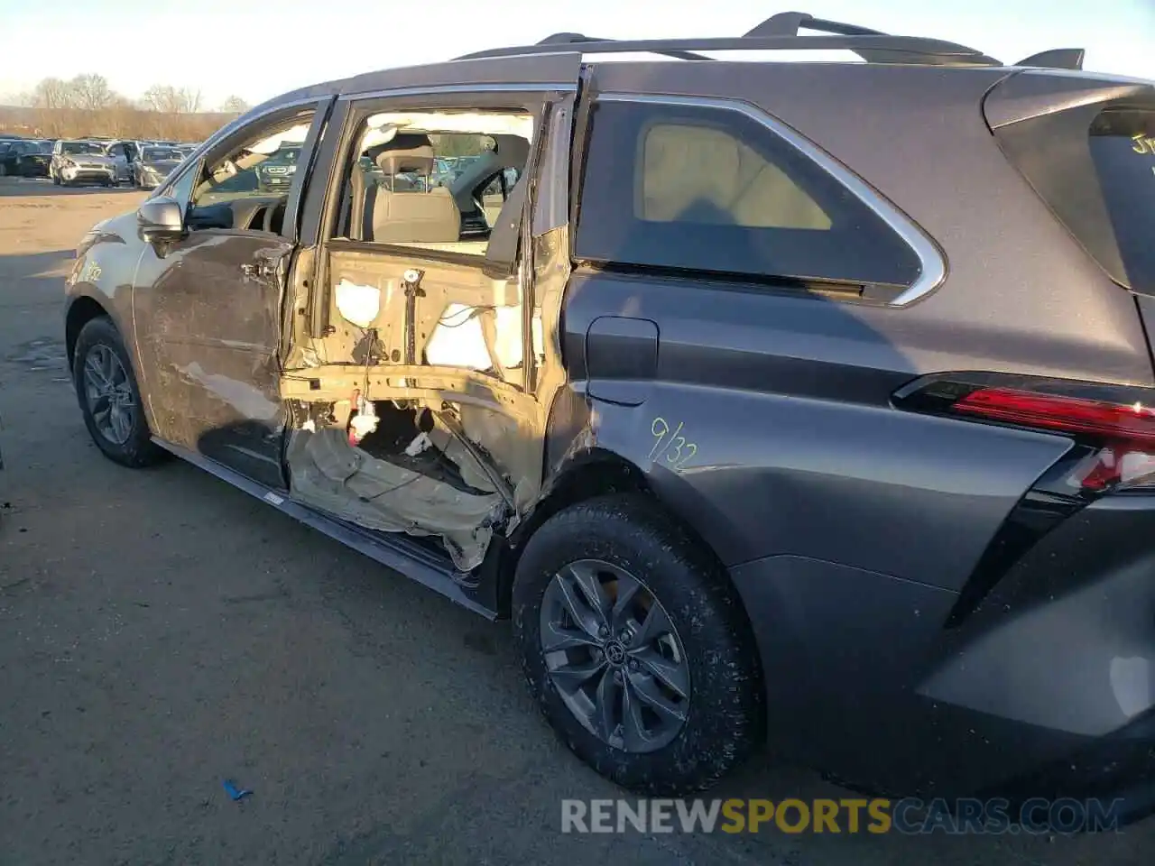 9 Photograph of a damaged car 5TDYRKEC6NS082134 TOYOTA SIENNA 2022