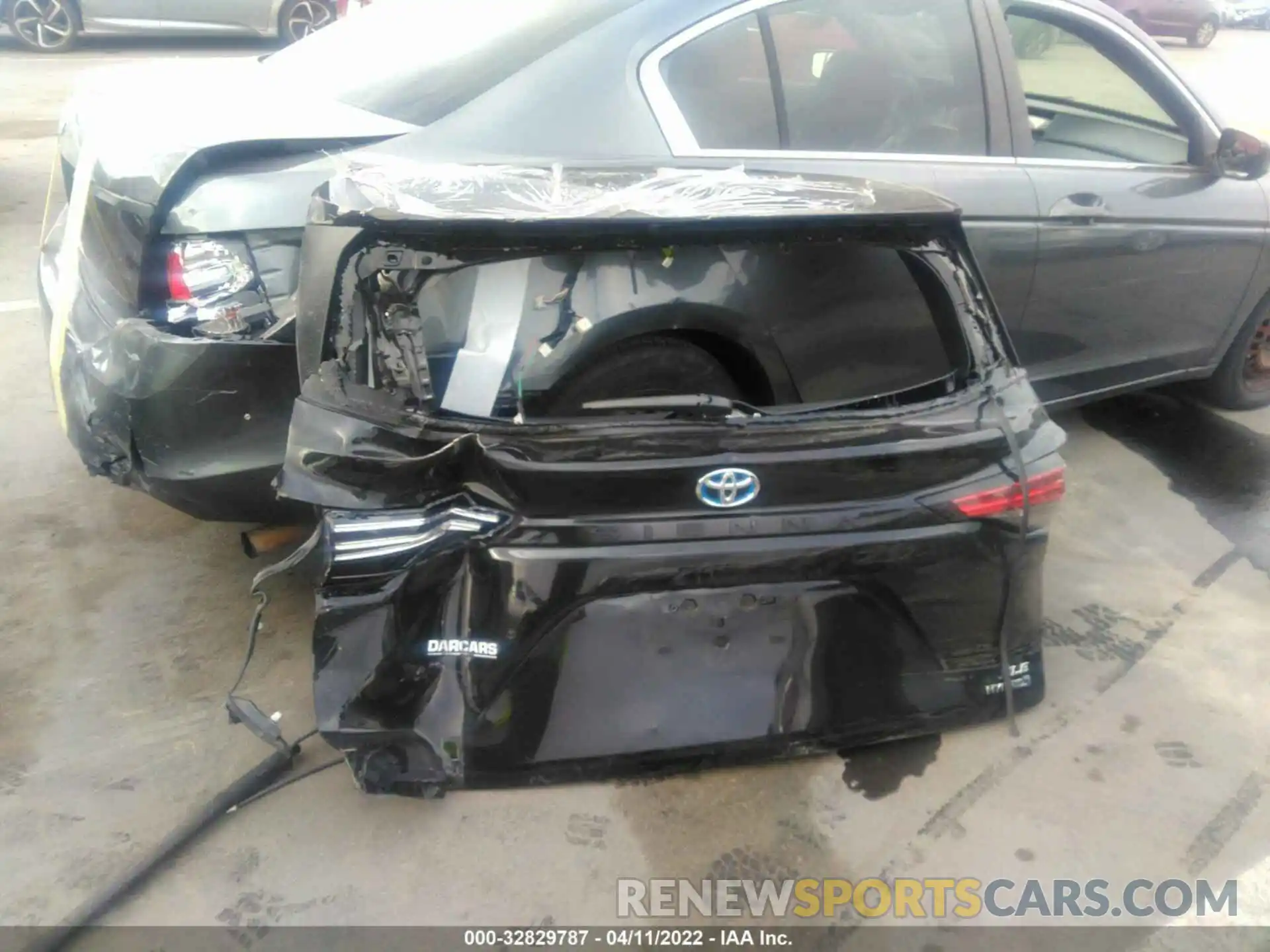 12 Photograph of a damaged car 5TDYRKEC6NS086121 TOYOTA SIENNA 2022