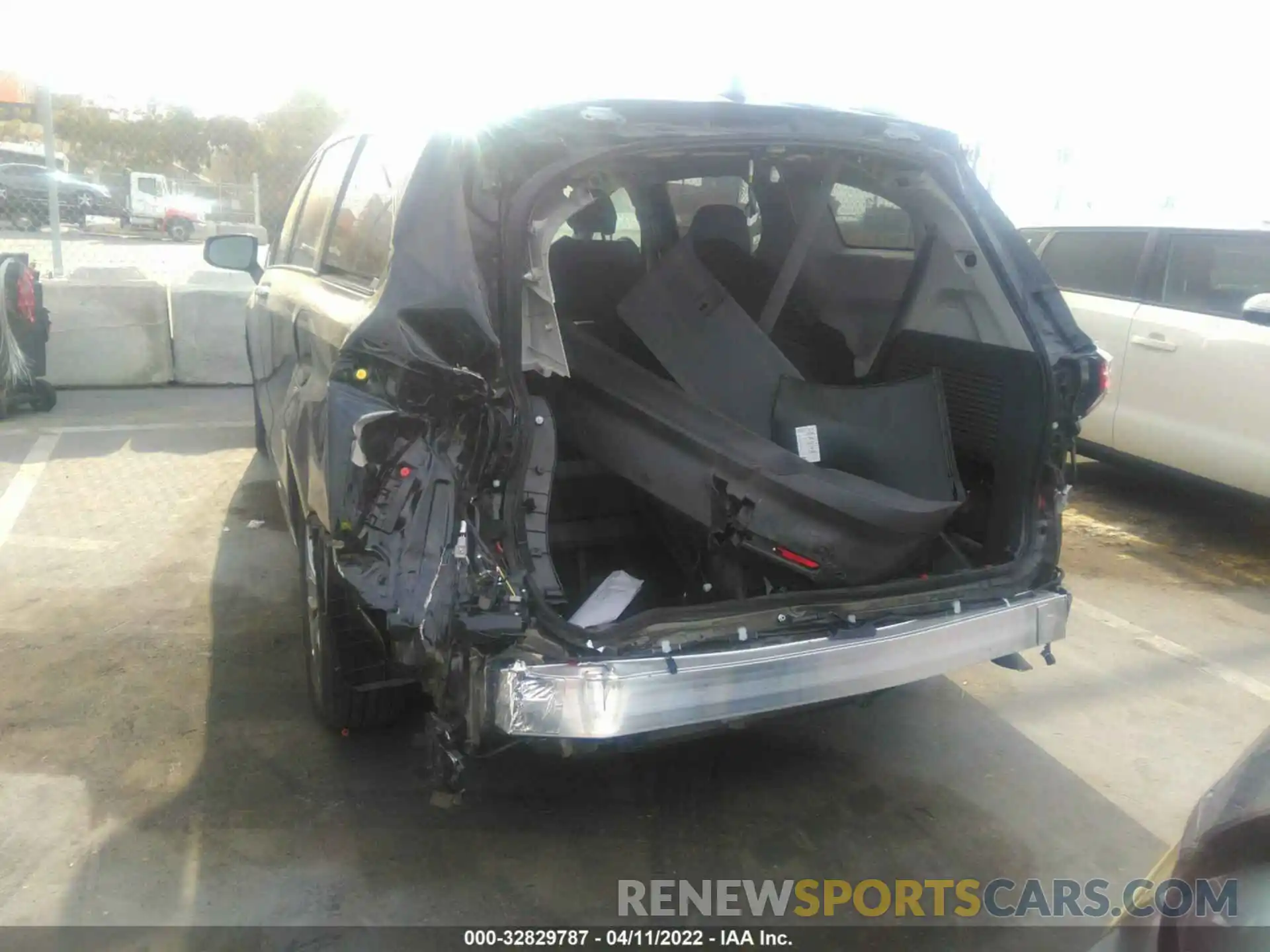 6 Photograph of a damaged car 5TDYRKEC6NS086121 TOYOTA SIENNA 2022