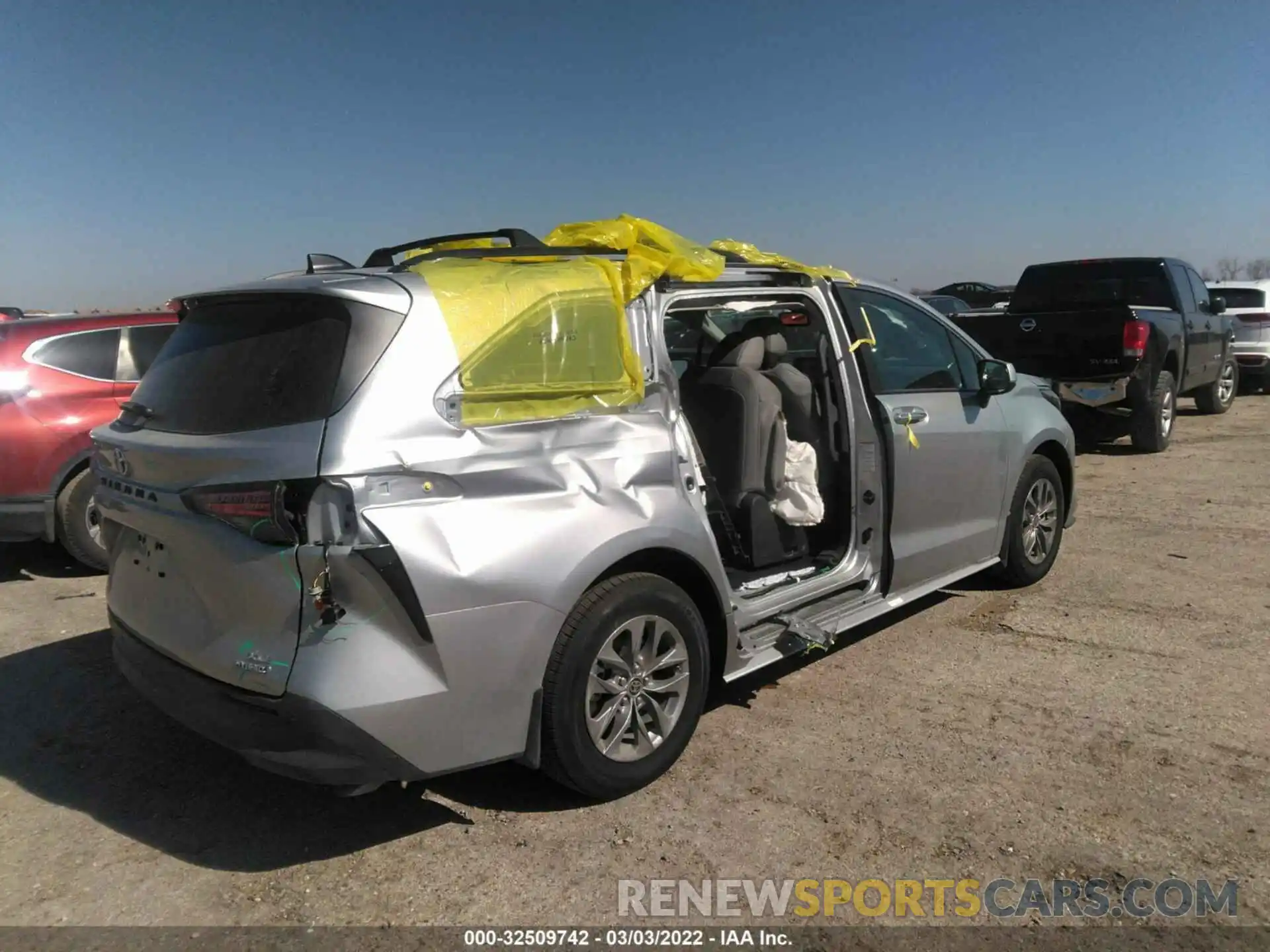 4 Photograph of a damaged car 5TDYRKEC7NS091845 TOYOTA SIENNA 2022