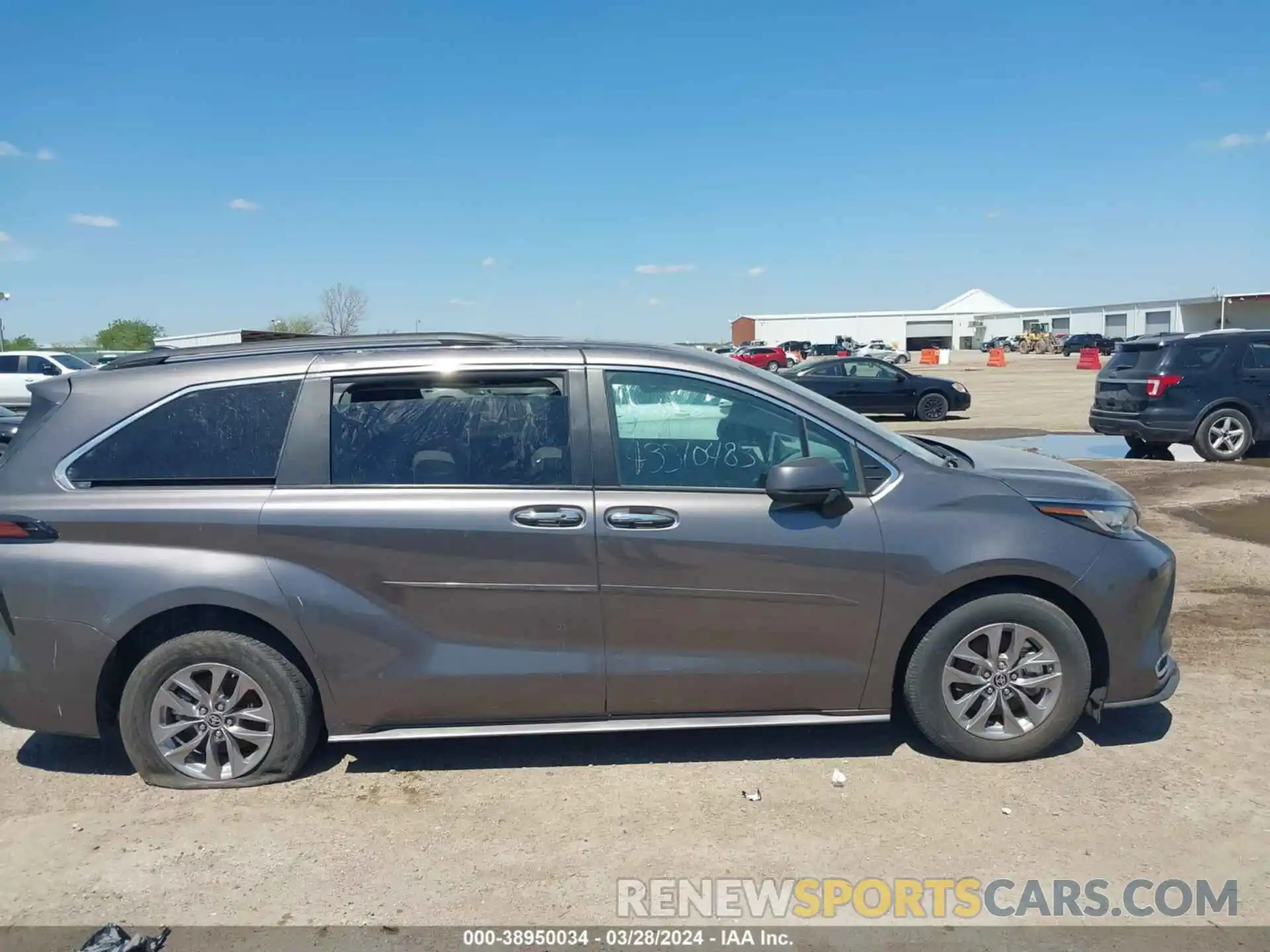 13 Photograph of a damaged car 5TDYRKEC8N5114940 TOYOTA SIENNA 2022