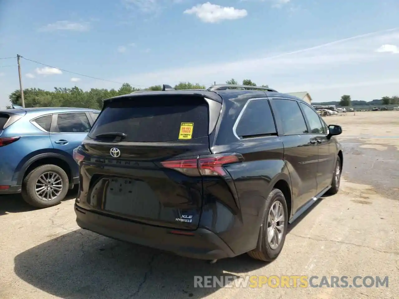 4 Photograph of a damaged car 5TDYSKFC3NS049627 TOYOTA SIENNA 2022