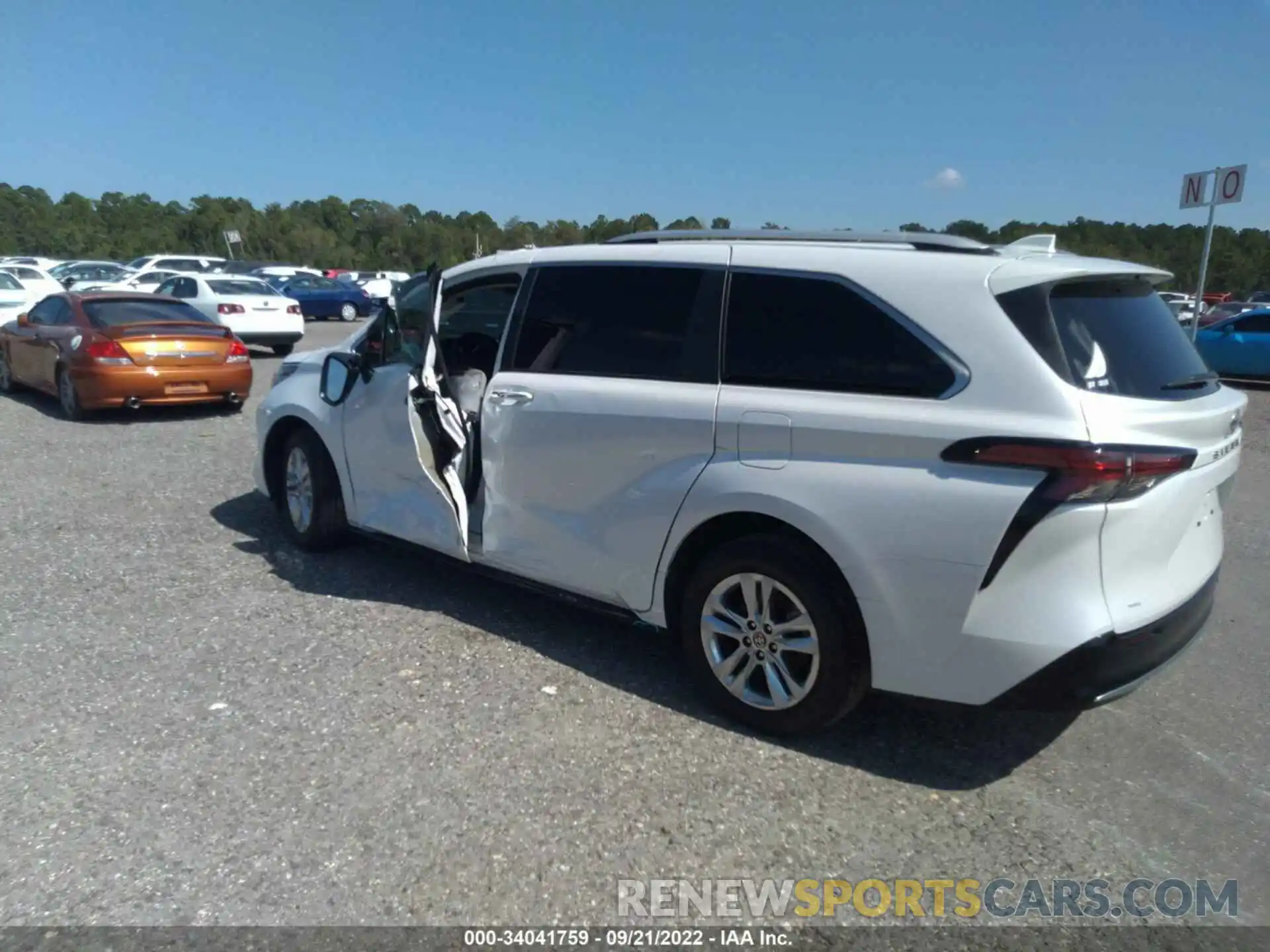 3 Photograph of a damaged car 5TDZRKEC5NS099494 TOYOTA SIENNA 2022