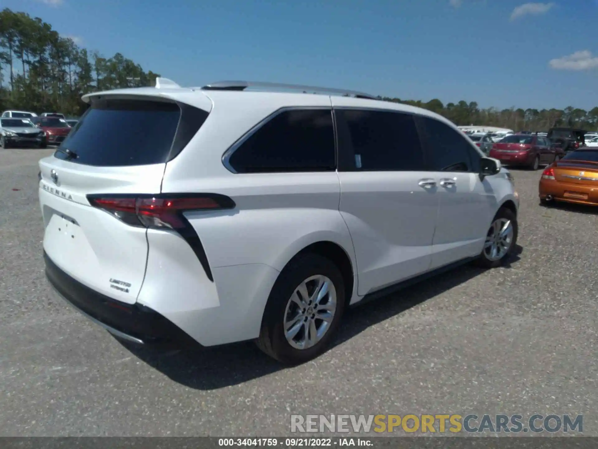 4 Photograph of a damaged car 5TDZRKEC5NS099494 TOYOTA SIENNA 2022