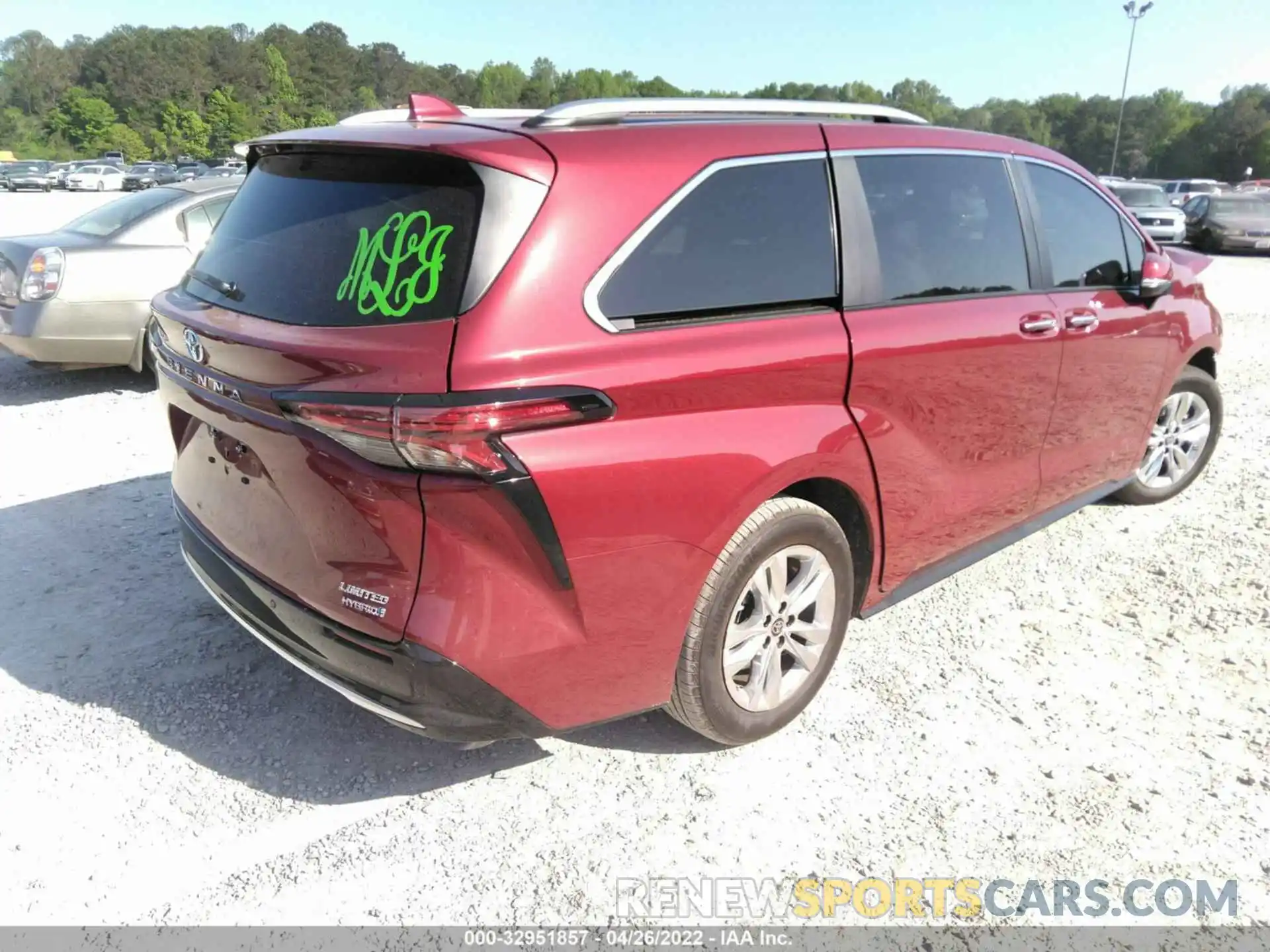 4 Photograph of a damaged car 5TDZRKEC9NS103613 TOYOTA SIENNA 2022