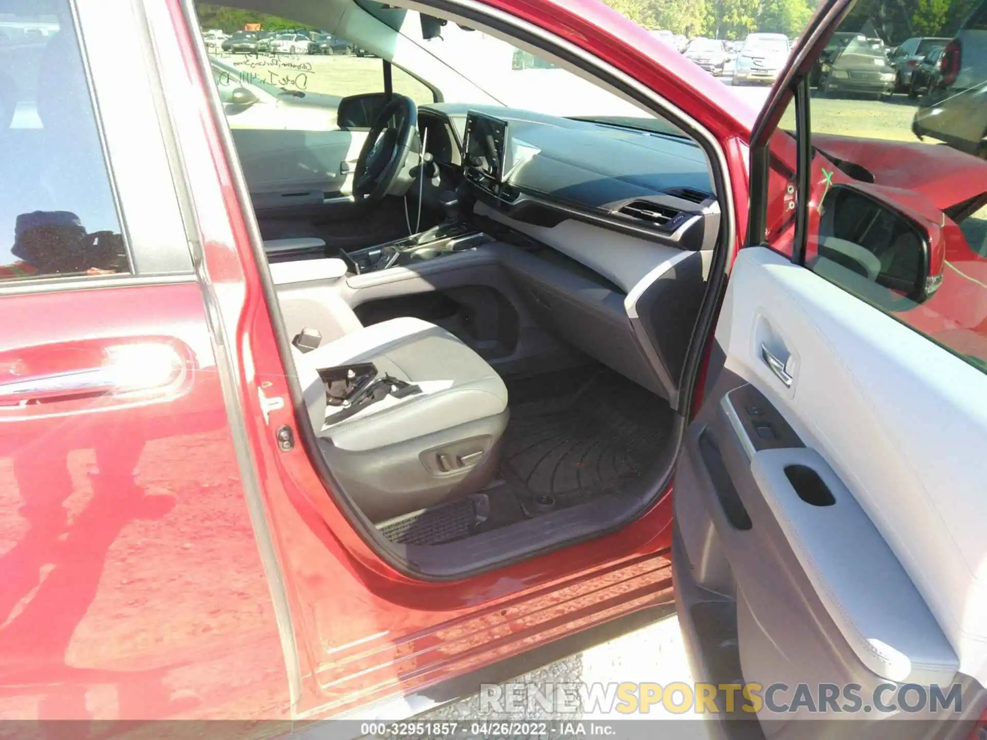 5 Photograph of a damaged car 5TDZRKEC9NS103613 TOYOTA SIENNA 2022