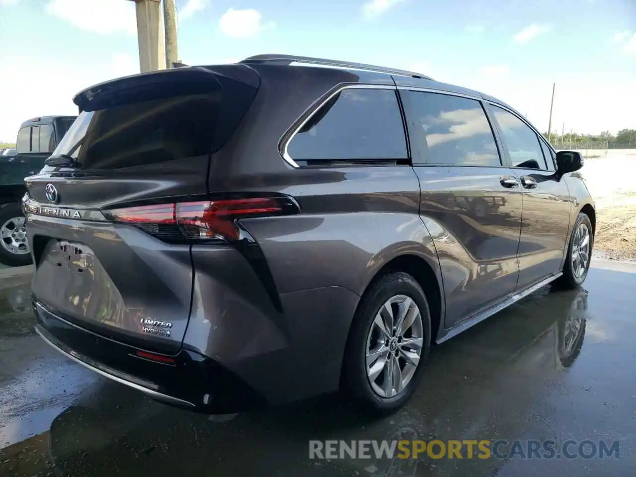 4 Photograph of a damaged car 5TDZRKECXNS096221 TOYOTA SIENNA 2022