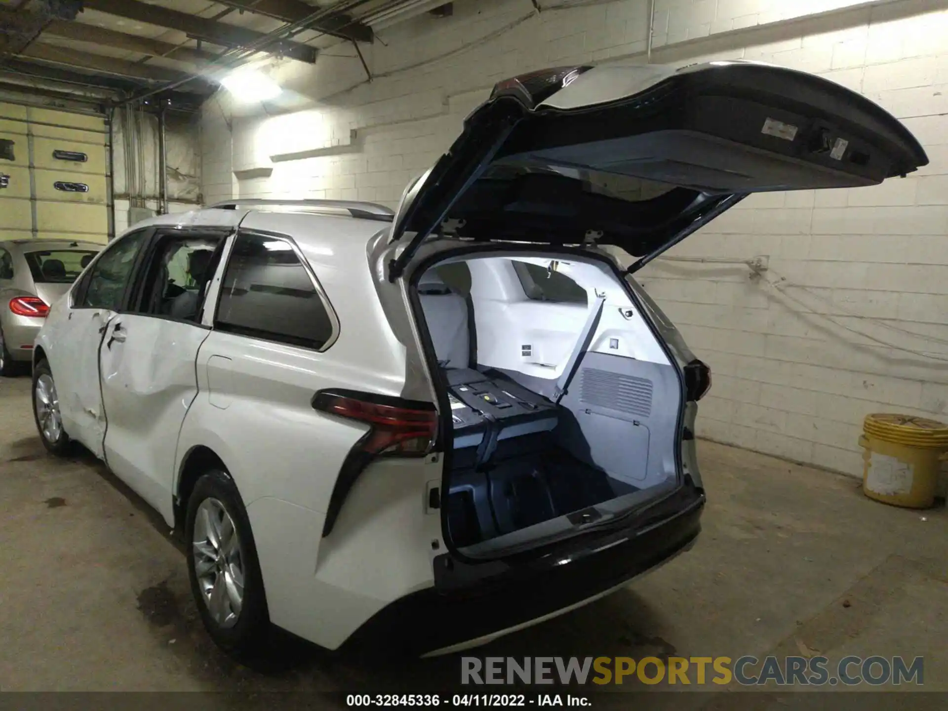 3 Photograph of a damaged car 5TDZSKFC8NS043066 TOYOTA SIENNA 2022