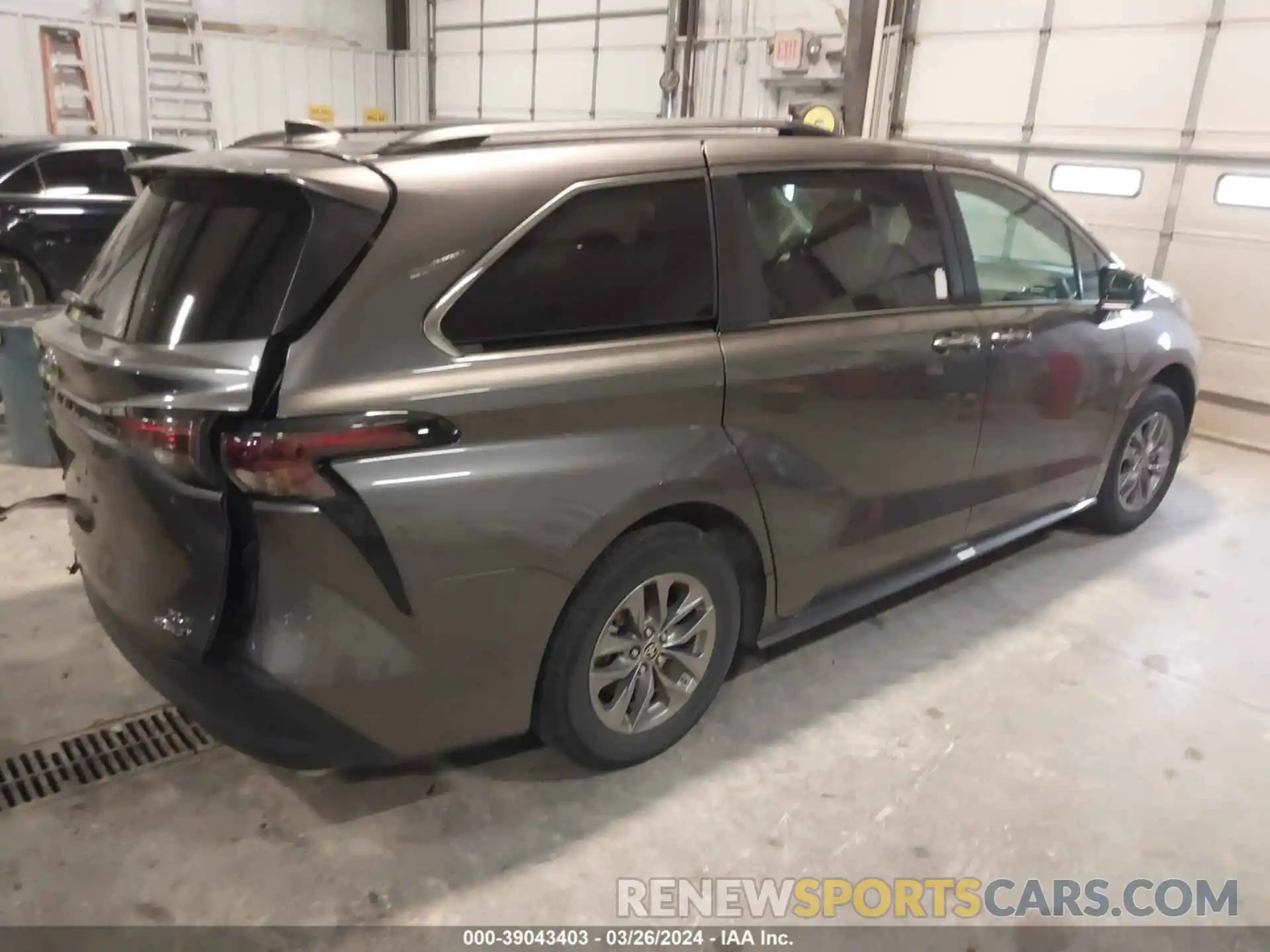 4 Photograph of a damaged car 5TDYRKEC9PS172171 TOYOTA SIENNA 2023