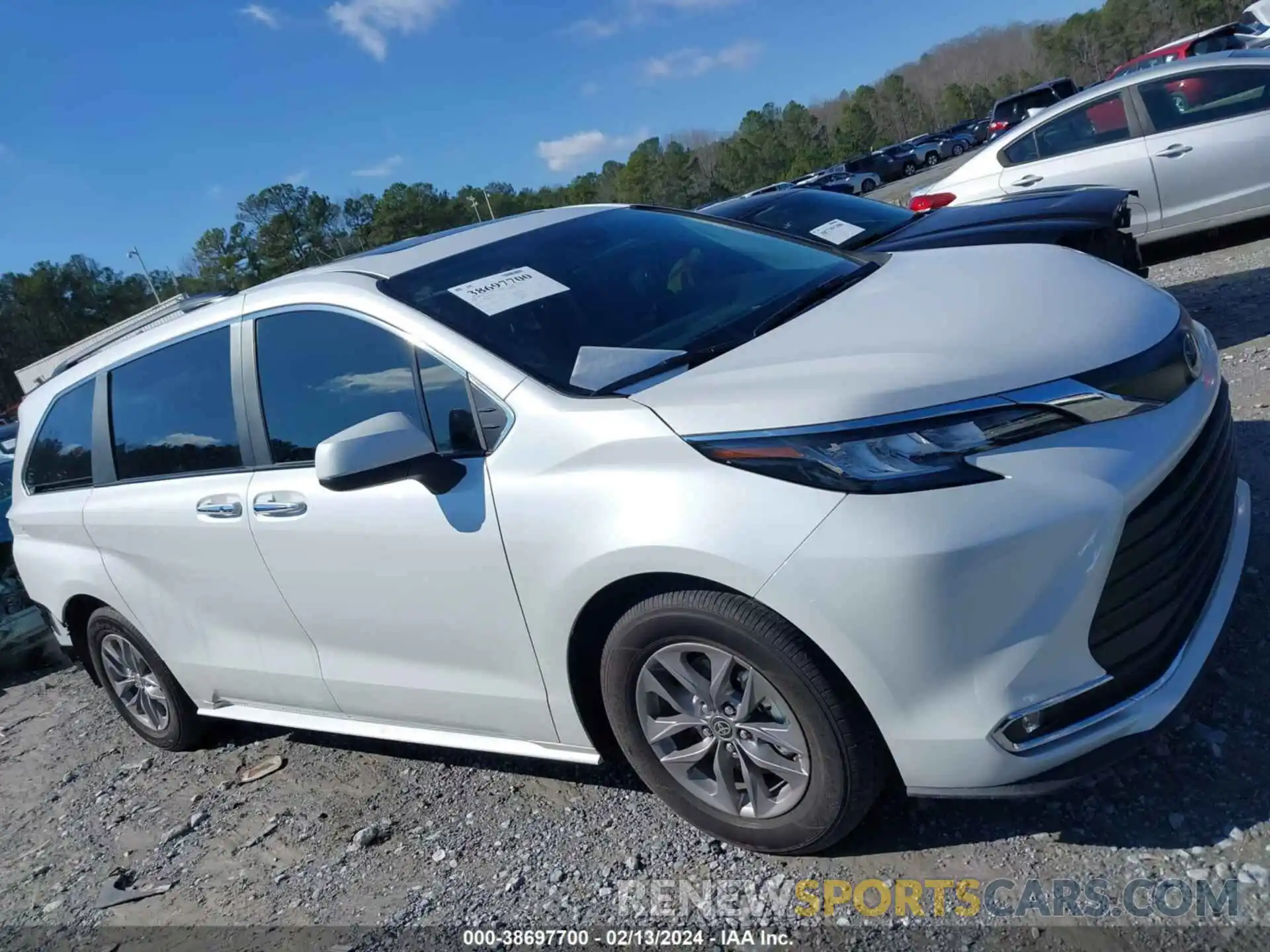 13 Photograph of a damaged car 5TDYRKECXPS169375 TOYOTA SIENNA 2023