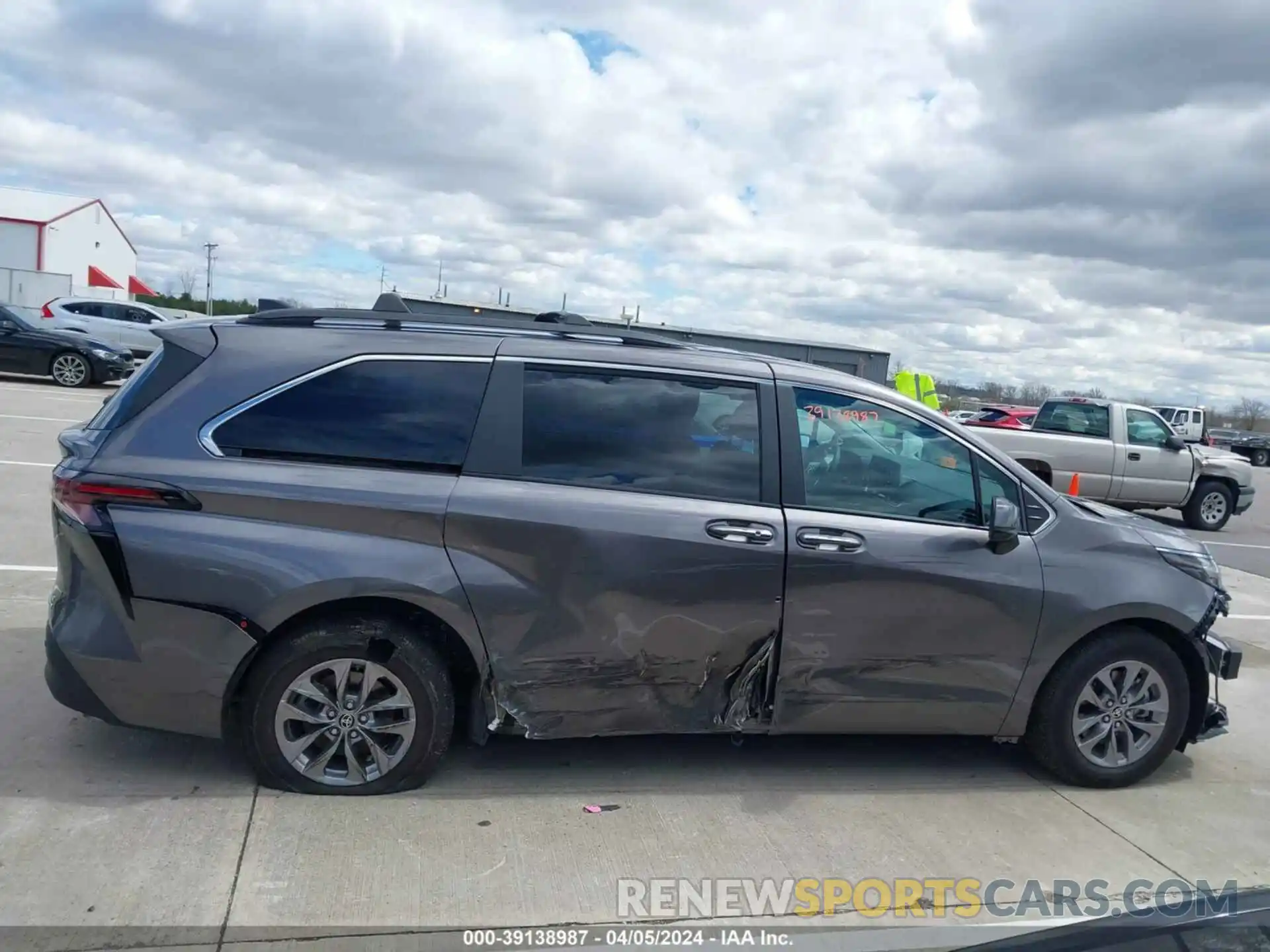 13 Photograph of a damaged car 5TDYSKFCXPS078898 TOYOTA SIENNA 2023