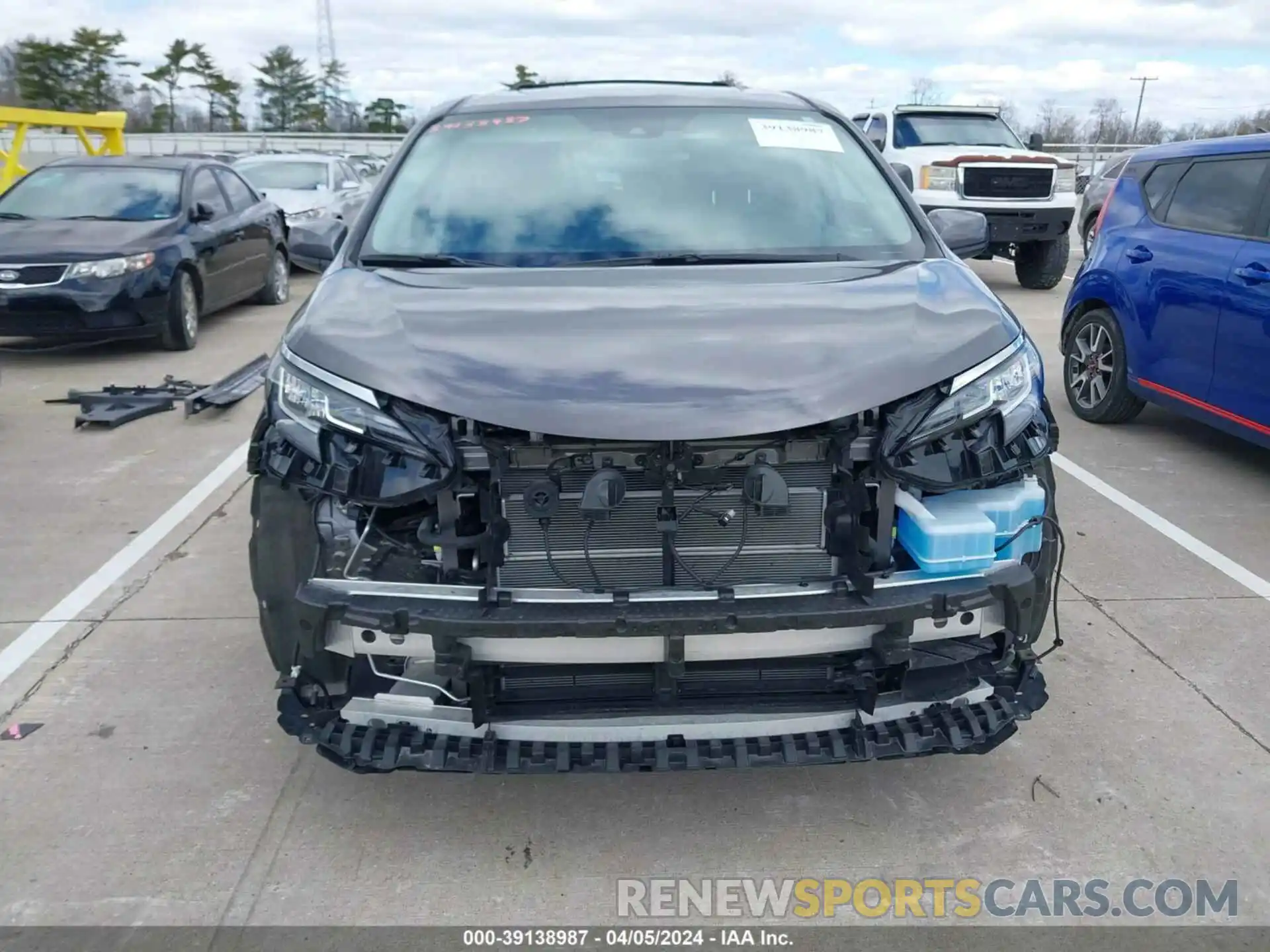 17 Photograph of a damaged car 5TDYSKFCXPS078898 TOYOTA SIENNA 2023