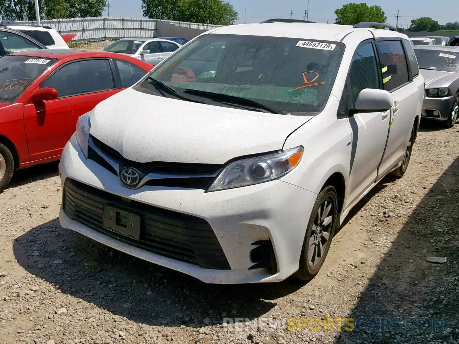 2 Photograph of a damaged car 5TDJZ3DC0KS219072 TOYOTA SIENNA LE 2019