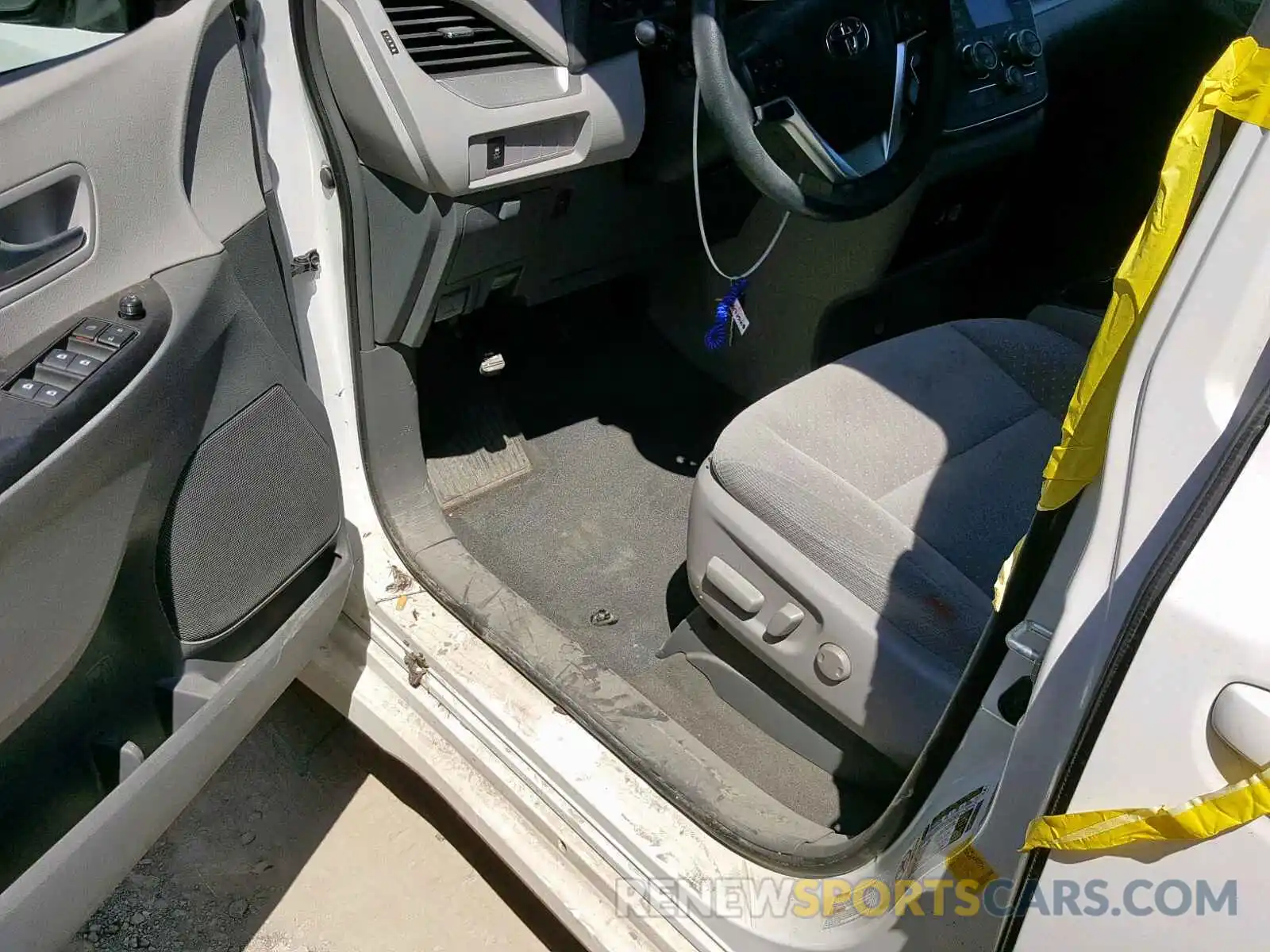 9 Photograph of a damaged car 5TDJZ3DC0KS219072 TOYOTA SIENNA LE 2019