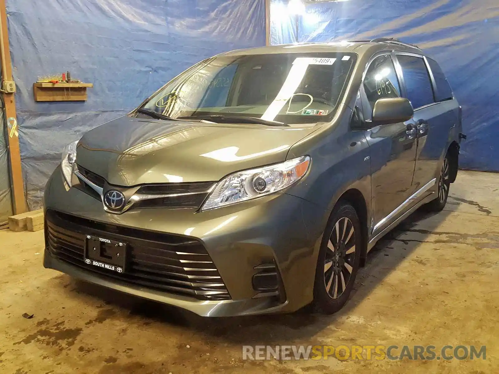 2 Photograph of a damaged car 5TDJZ3DC5KS212540 TOYOTA SIENNA LE 2019