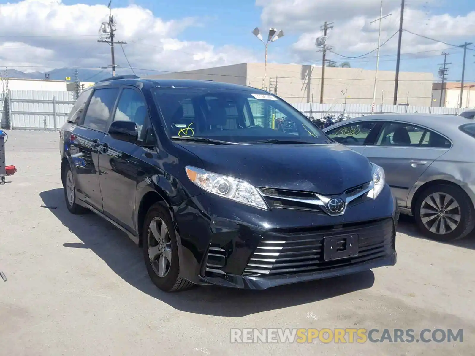 1 Photograph of a damaged car 5TDKZ3DC0KS969477 TOYOTA SIENNA LE 2019