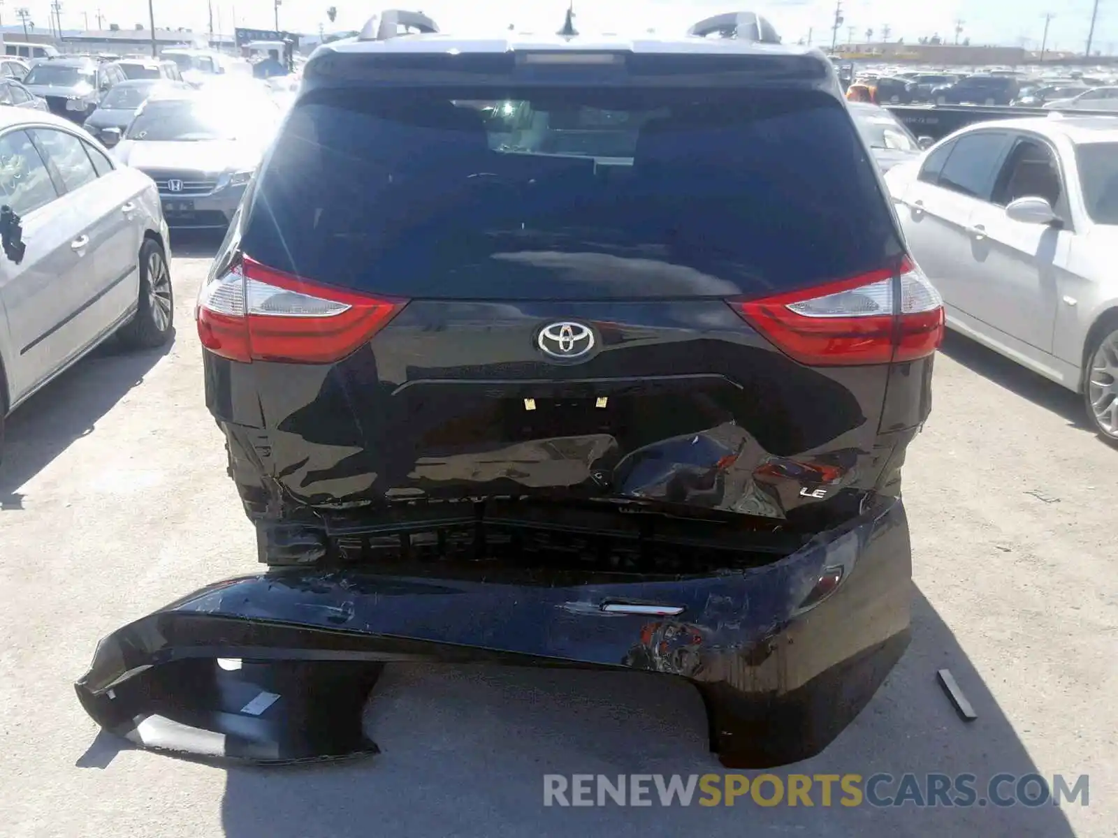 9 Photograph of a damaged car 5TDKZ3DC0KS969477 TOYOTA SIENNA LE 2019