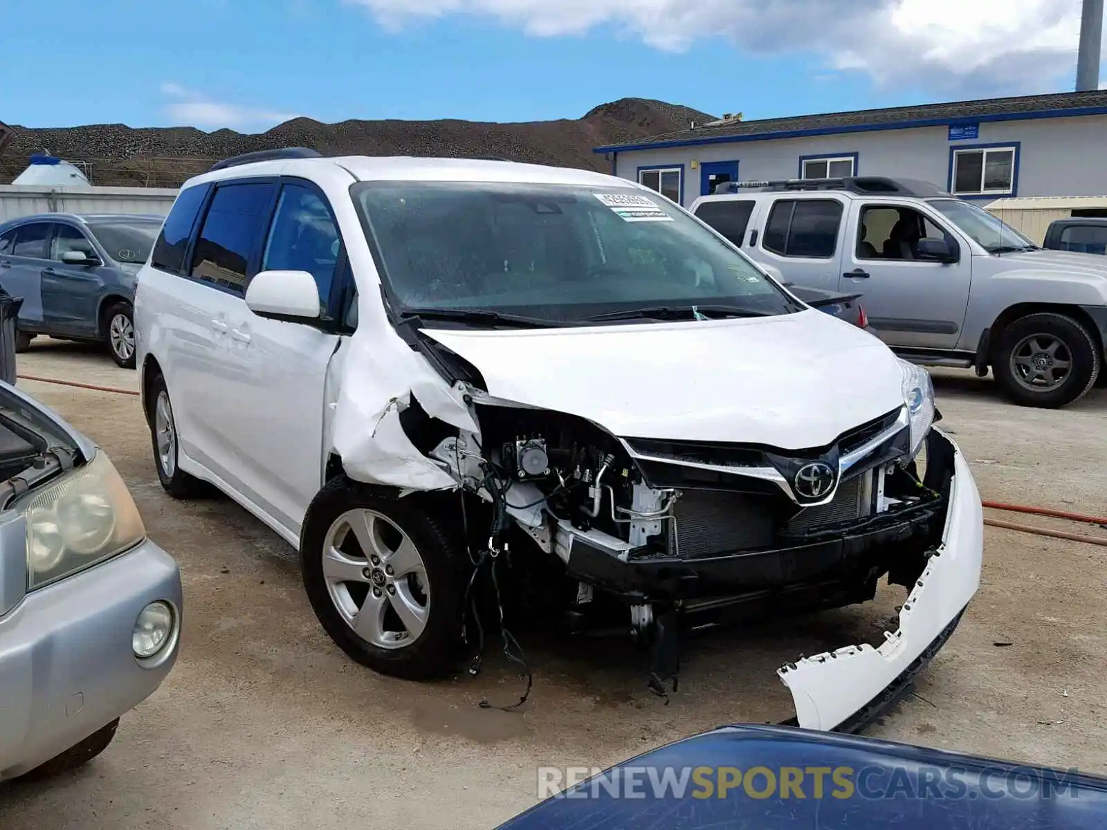 1 Photograph of a damaged car 5TDKZ3DC4KS981583 TOYOTA SIENNA LE 2019