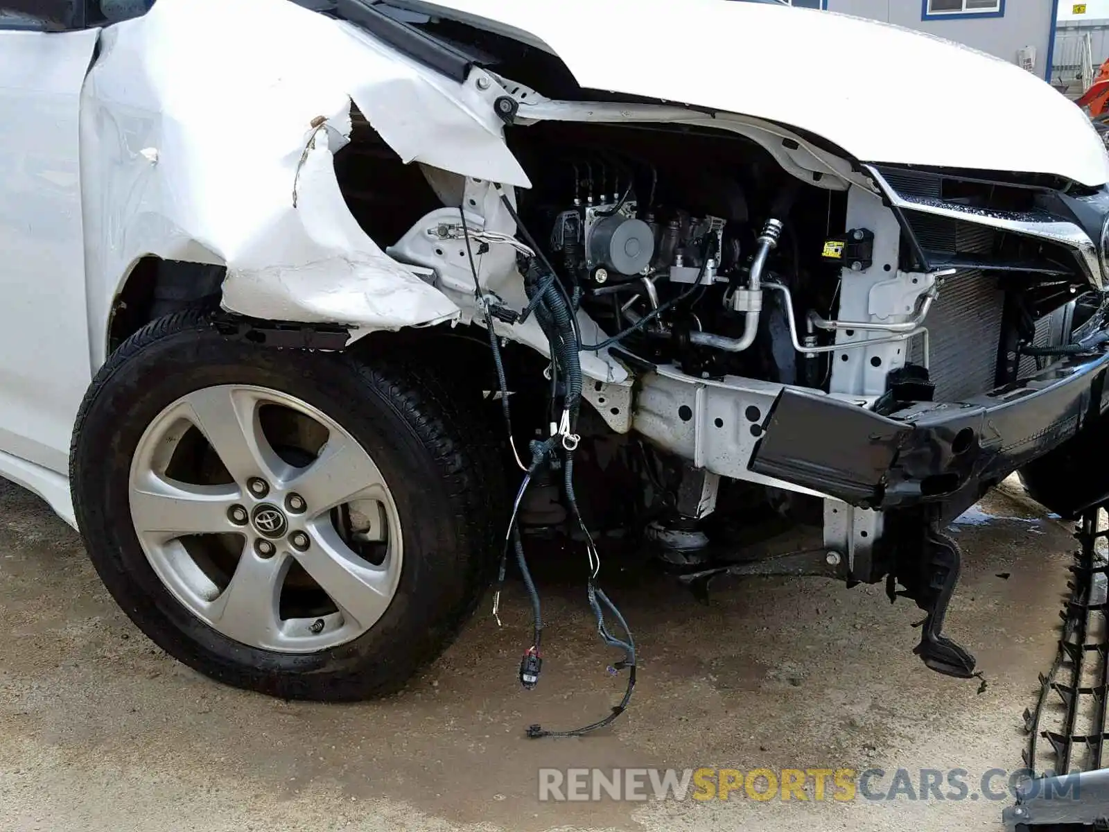 9 Photograph of a damaged car 5TDKZ3DC4KS981583 TOYOTA SIENNA LE 2019