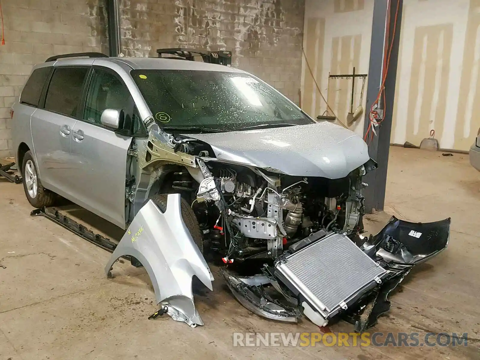 1 Фотография поврежденного автомобиля 5TDKZ3DC5KS015212 TOYOTA SIENNA LE 2019
