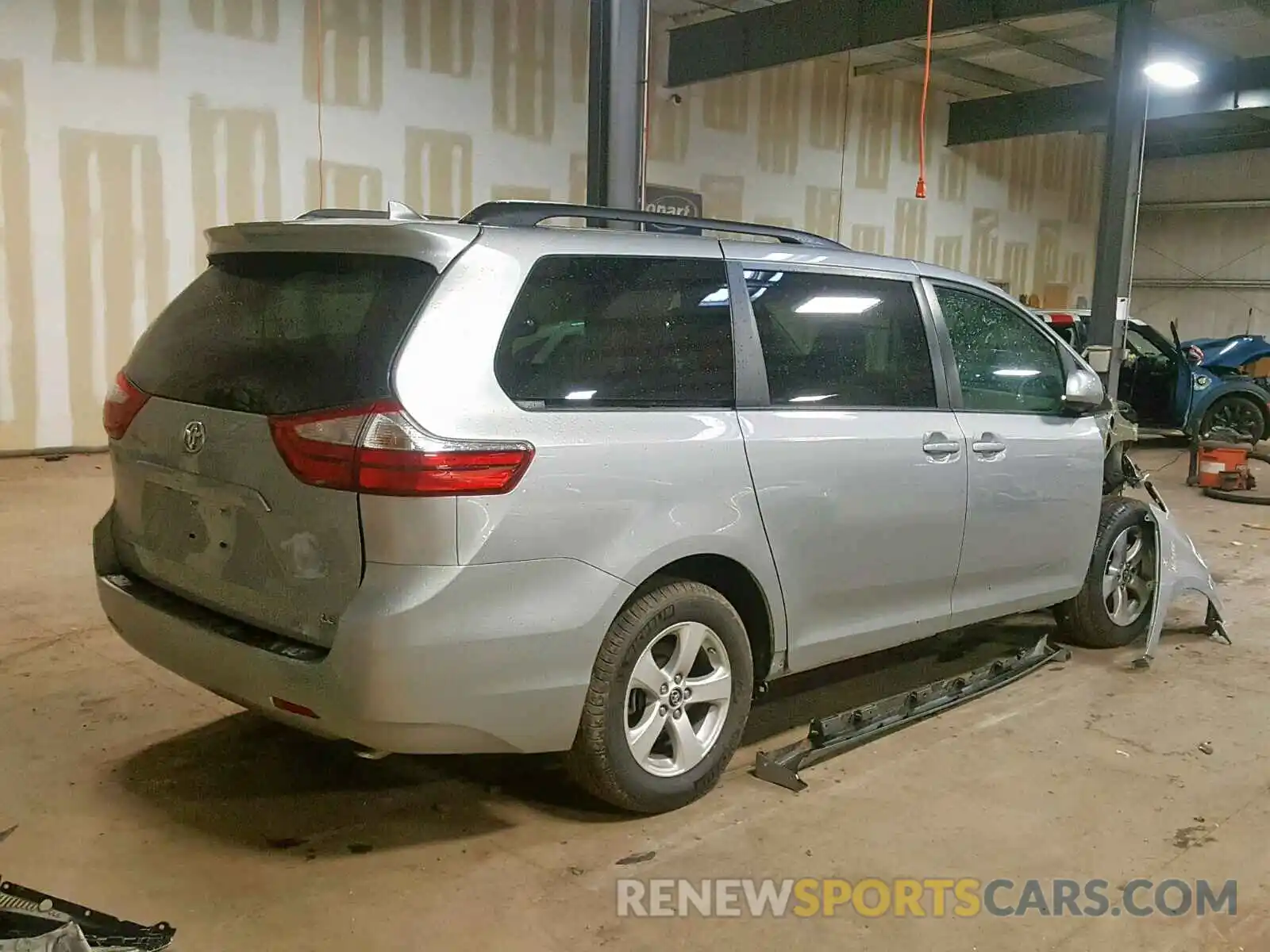 4 Photograph of a damaged car 5TDKZ3DC5KS015212 TOYOTA SIENNA LE 2019