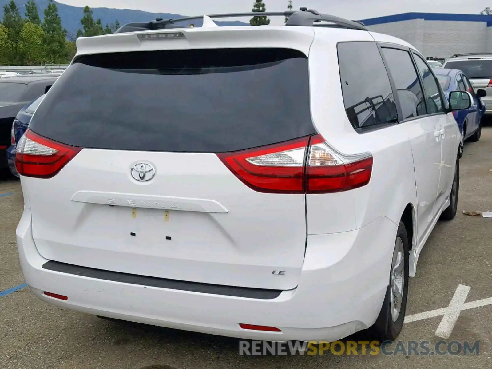 4 Photograph of a damaged car 5TDKZ3DC5KS978174 TOYOTA SIENNA LE 2019