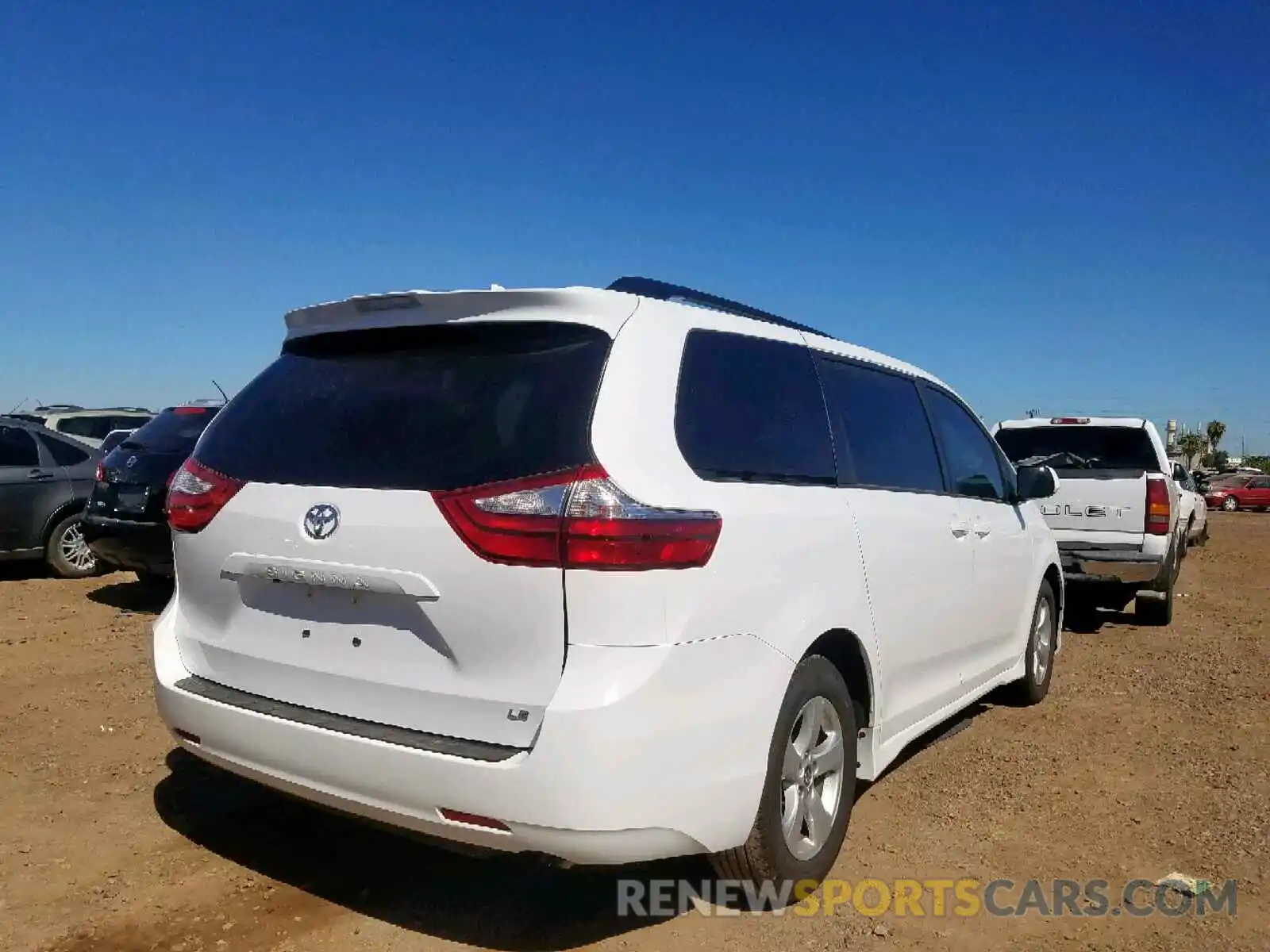 4 Photograph of a damaged car 5TDKZ3DC6KS020127 TOYOTA SIENNA LE 2019