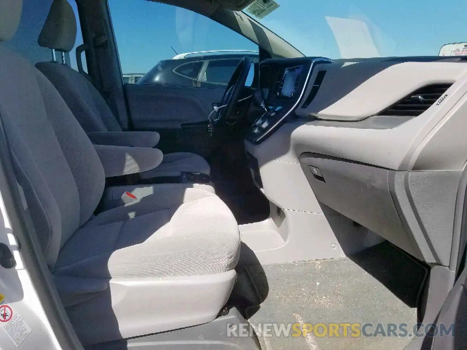 5 Photograph of a damaged car 5TDKZ3DC6KS020127 TOYOTA SIENNA LE 2019