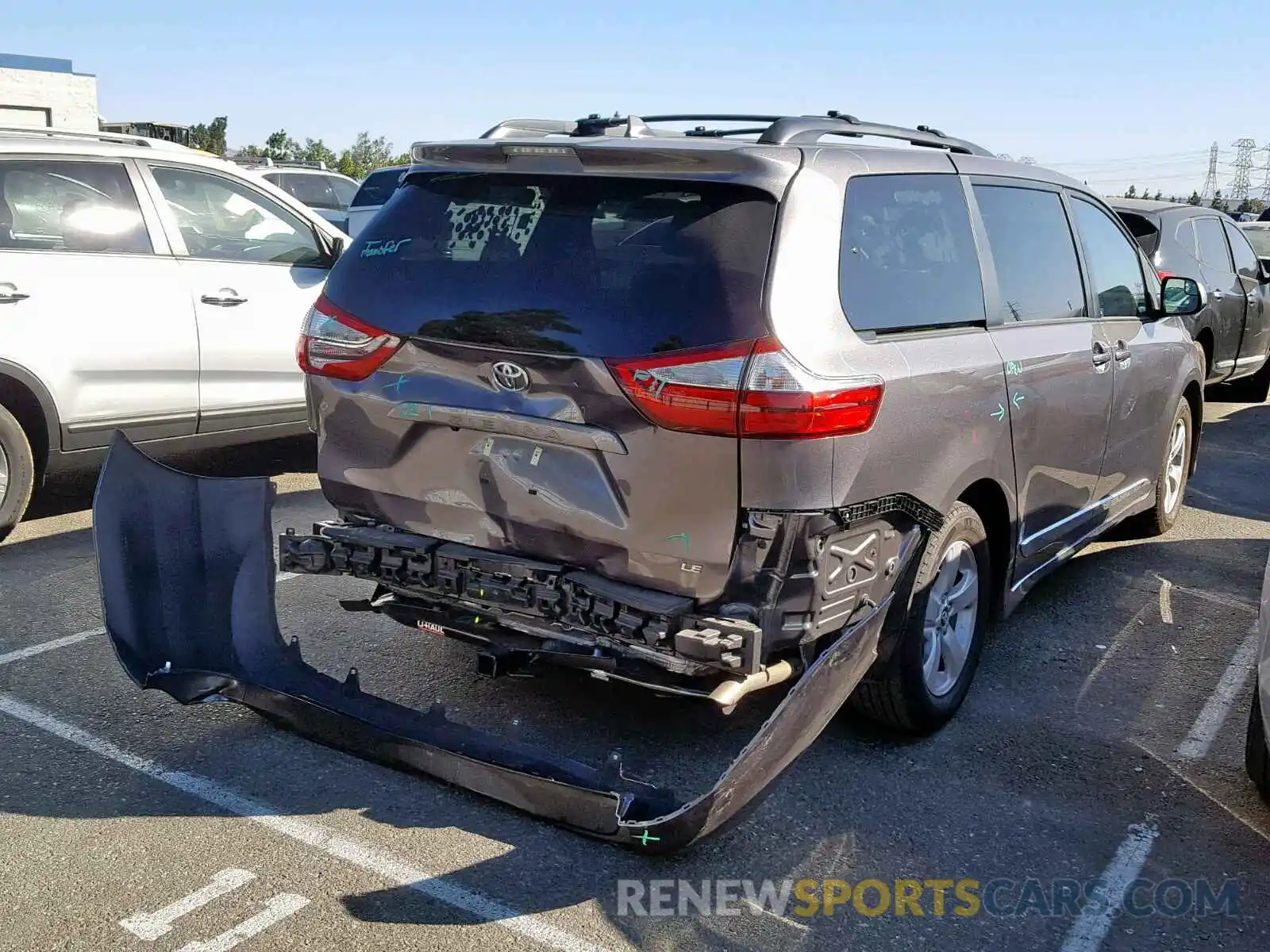 4 Photograph of a damaged car 5TDKZ3DC6KS989314 TOYOTA SIENNA LE 2019