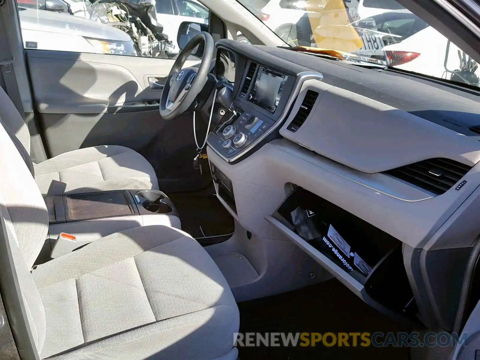 5 Photograph of a damaged car 5TDKZ3DC6KS989314 TOYOTA SIENNA LE 2019