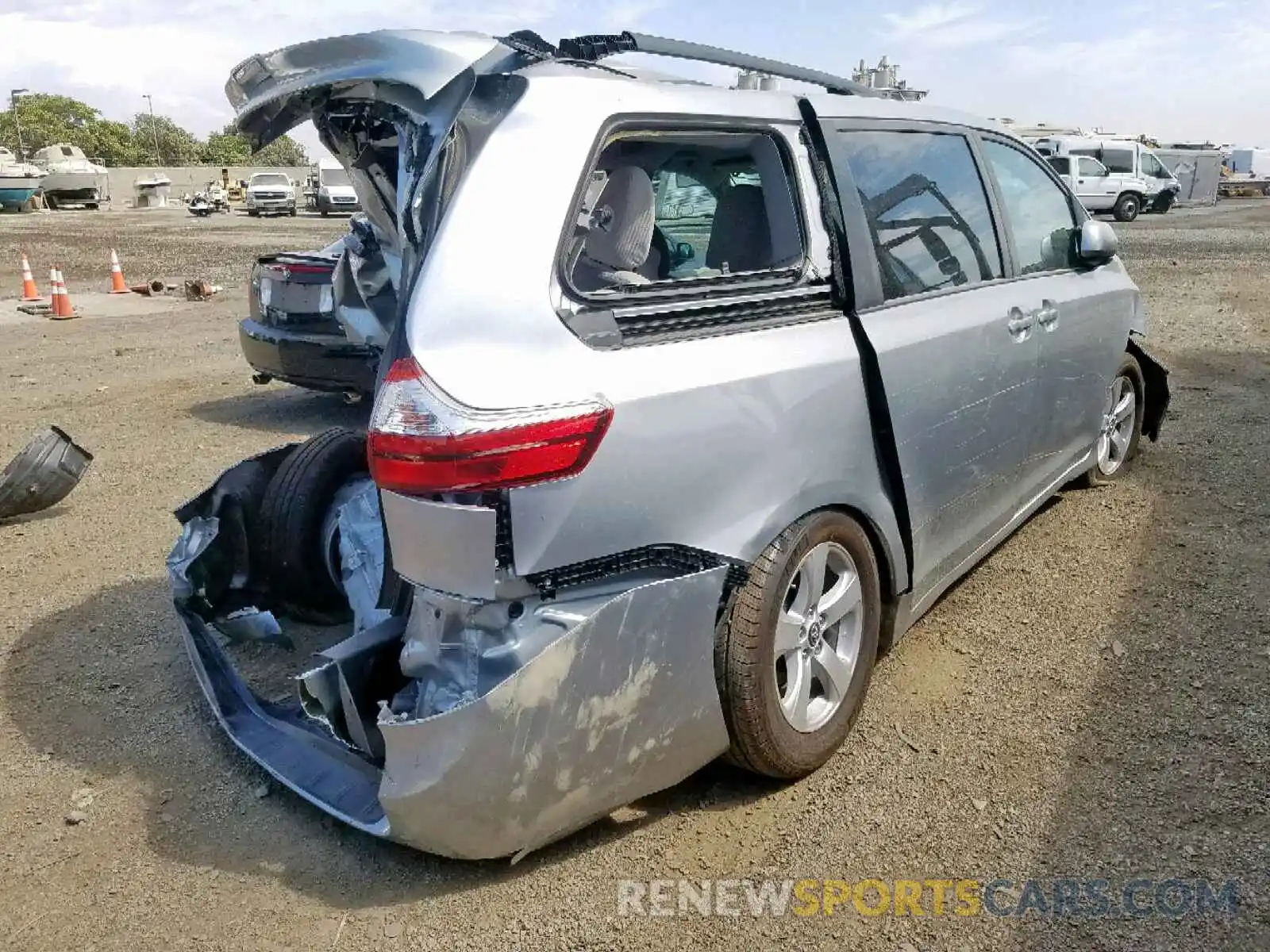 4 Photograph of a damaged car 5TDKZ3DCXKS007963 TOYOTA SIENNA LE 2019