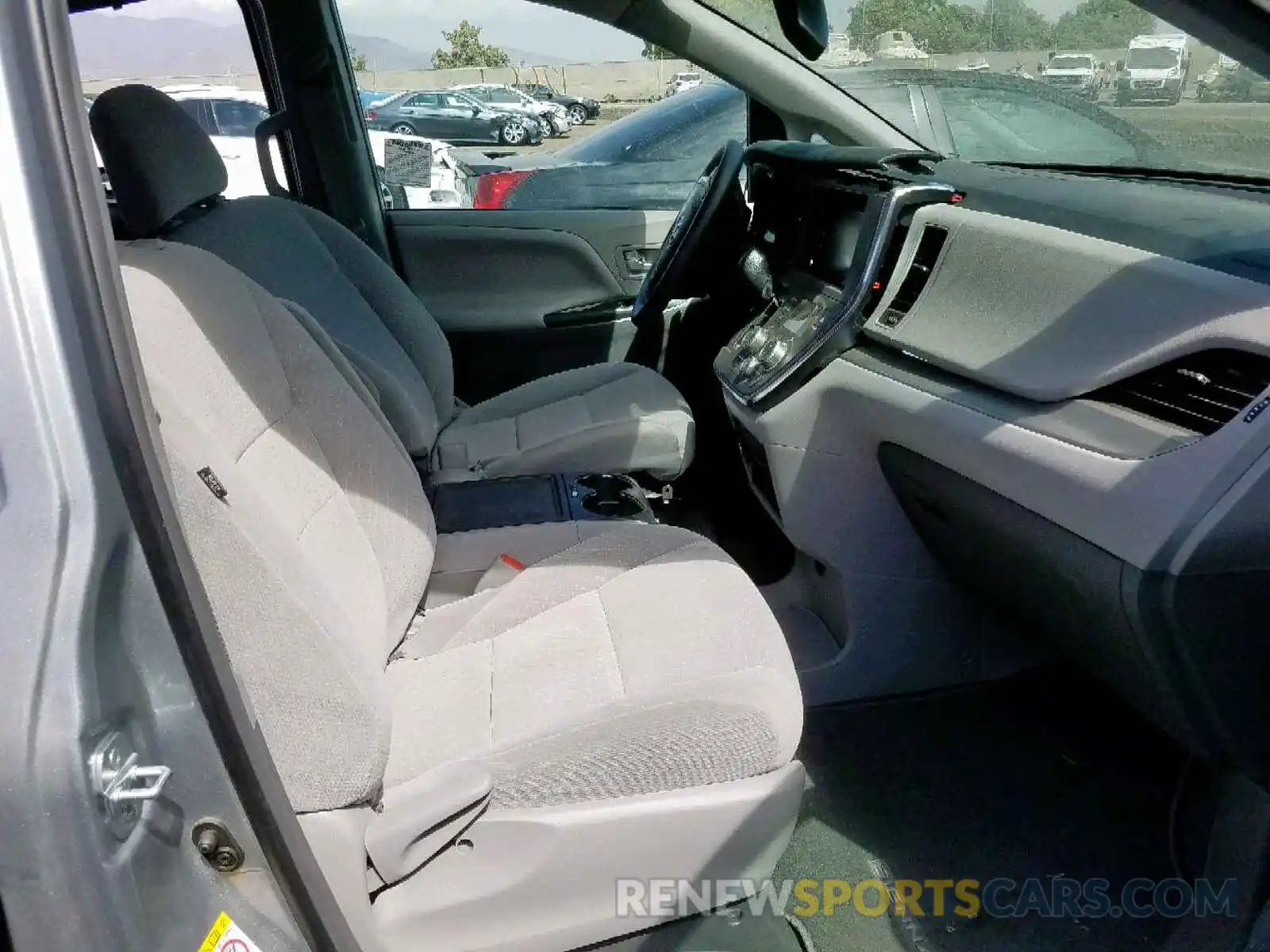 5 Photograph of a damaged car 5TDKZ3DCXKS007963 TOYOTA SIENNA LE 2019