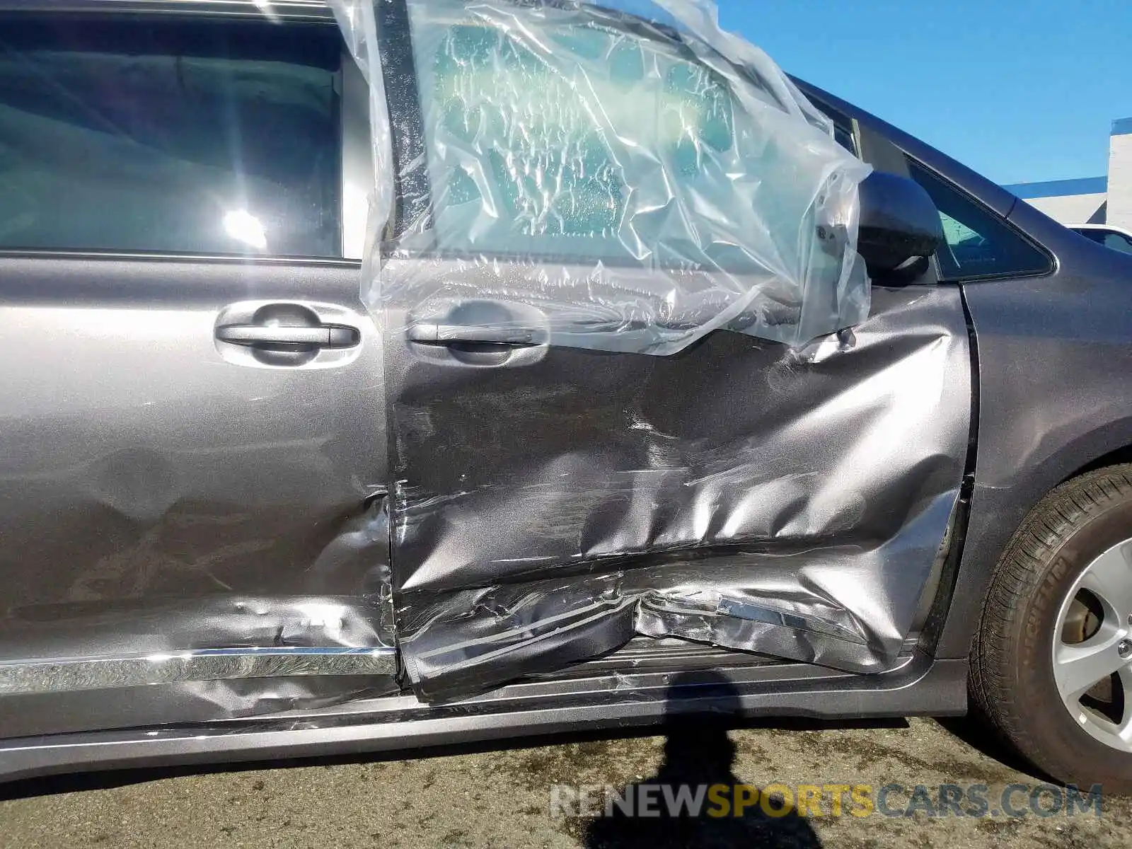 9 Photograph of a damaged car 5TDKZ3DCXKS019885 TOYOTA SIENNA LE 2019