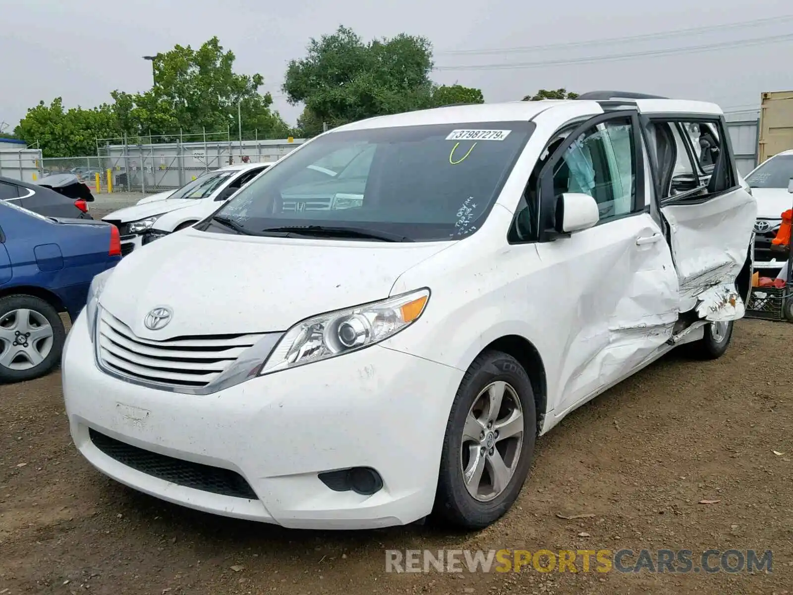 2 Photograph of a damaged car 5TDKK3DCXGS750649 TOYOTA SIENNA LE 2020