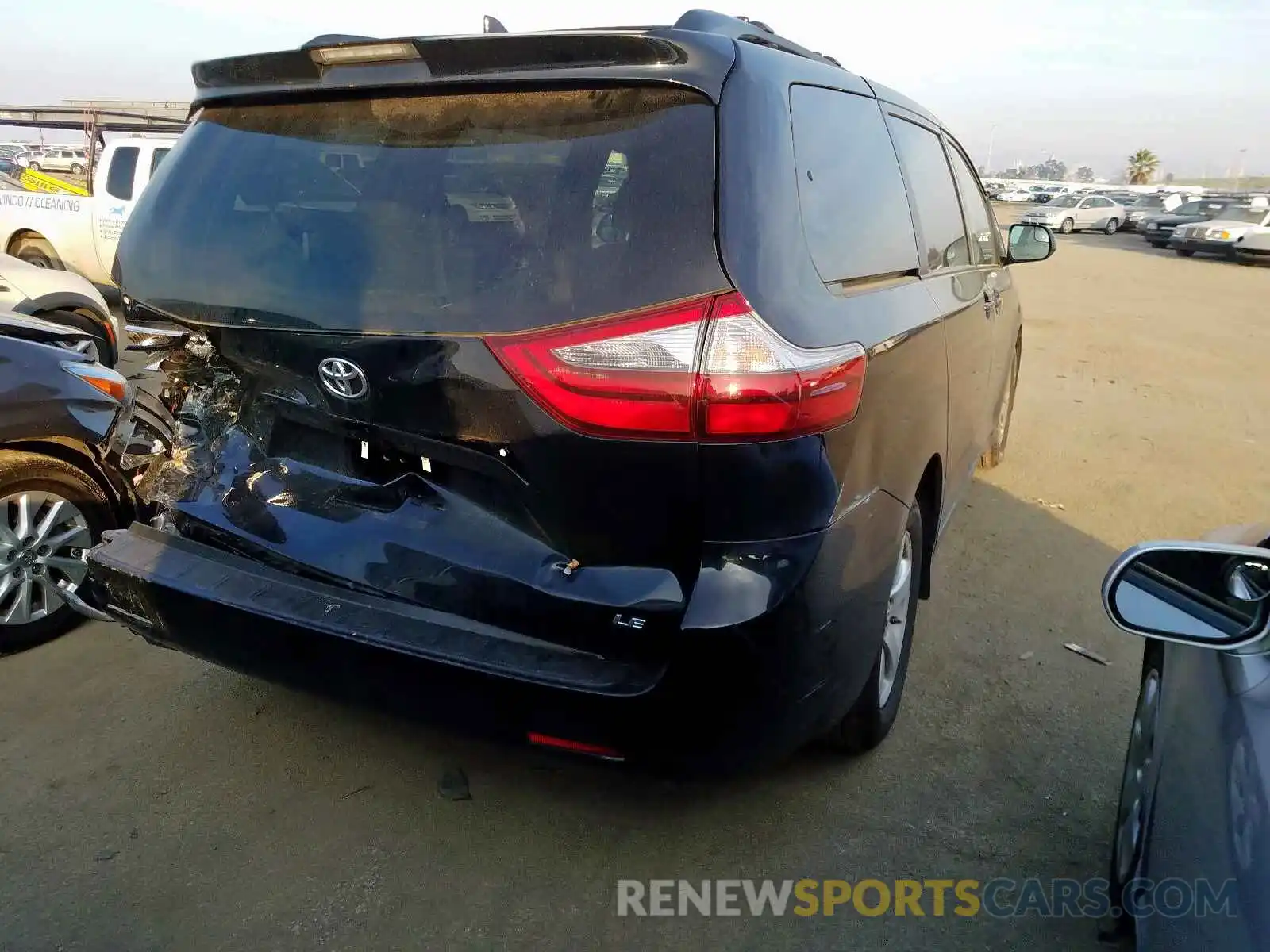 4 Photograph of a damaged car 5TDKZ3DC4LS022993 TOYOTA SIENNA LE 2020