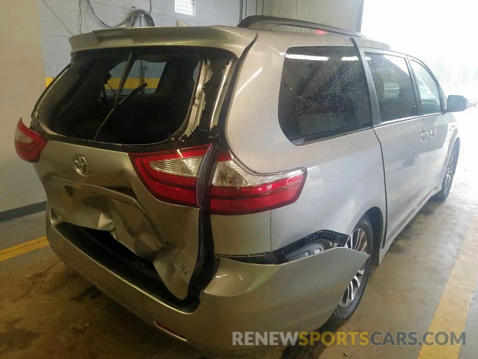 4 Photograph of a damaged car 5TDYZ3DC1KS015444 TOYOTA SIENNA LIM 2019