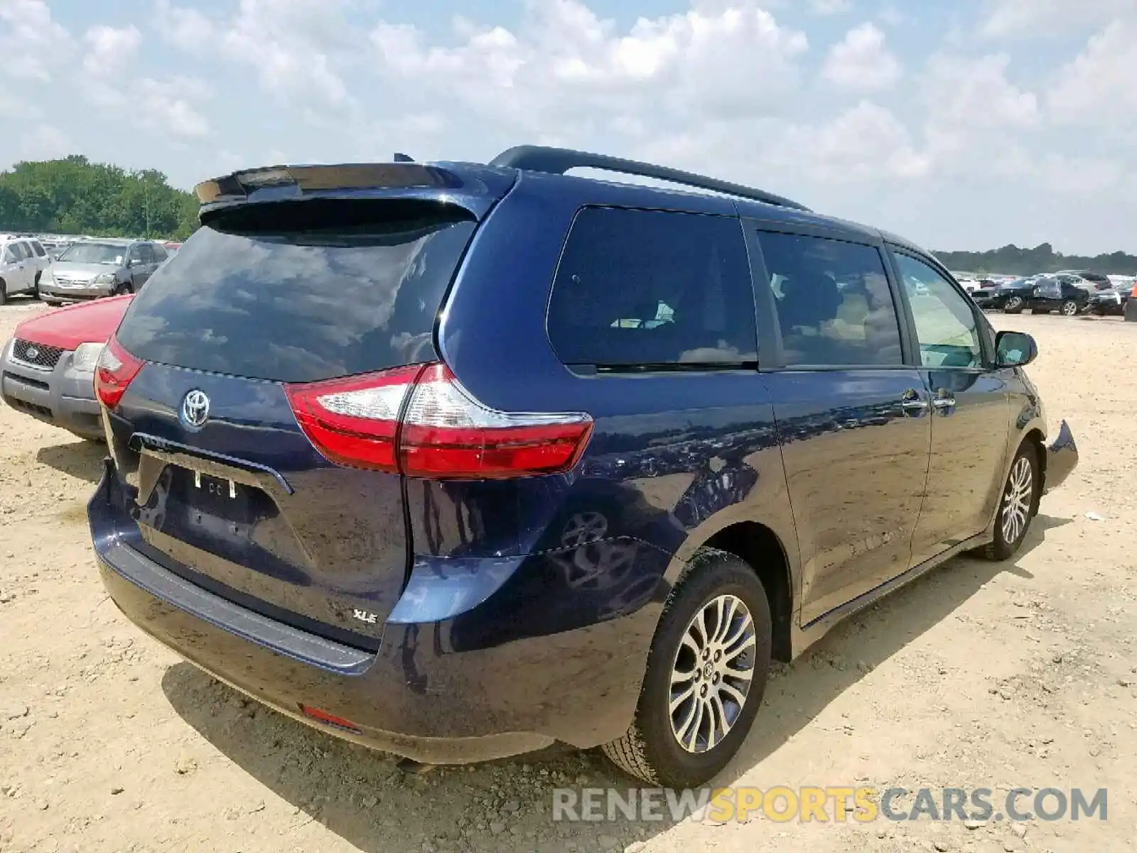 4 Photograph of a damaged car 5TDYZ3DC1KS978795 TOYOTA SIENNA LIM 2019