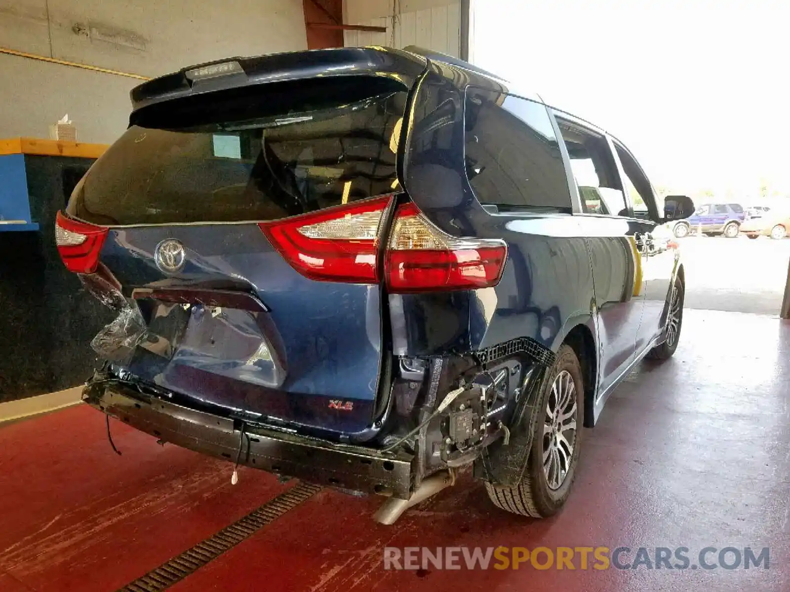 4 Photograph of a damaged car 5TDYZ3DC3KS003649 TOYOTA SIENNA LIM 2019