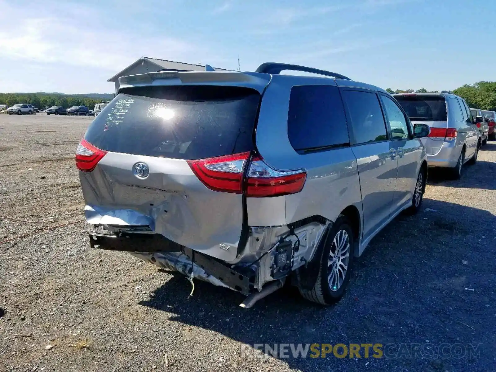 4 Photograph of a damaged car 5TDYZ3DC5KS984924 TOYOTA SIENNA LIM 2019