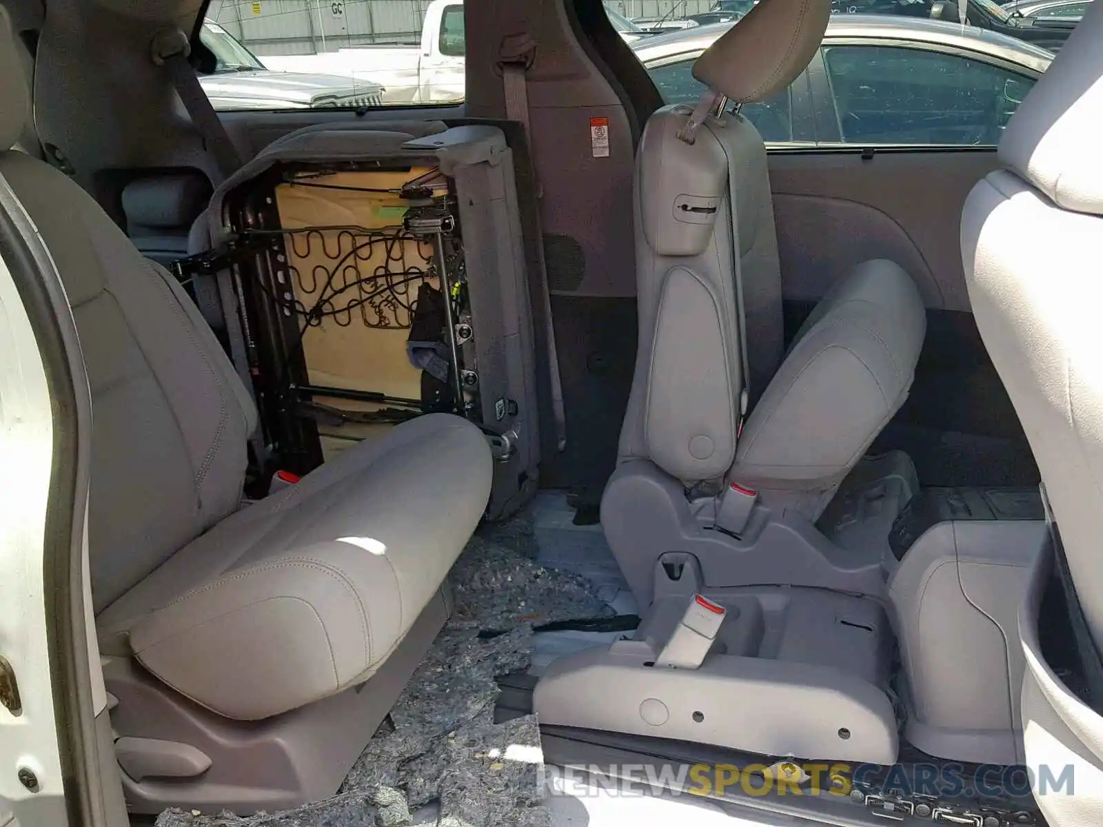 6 Photograph of a damaged car 5TDYZ3DC8KS970015 TOYOTA SIENNA LIM 2019