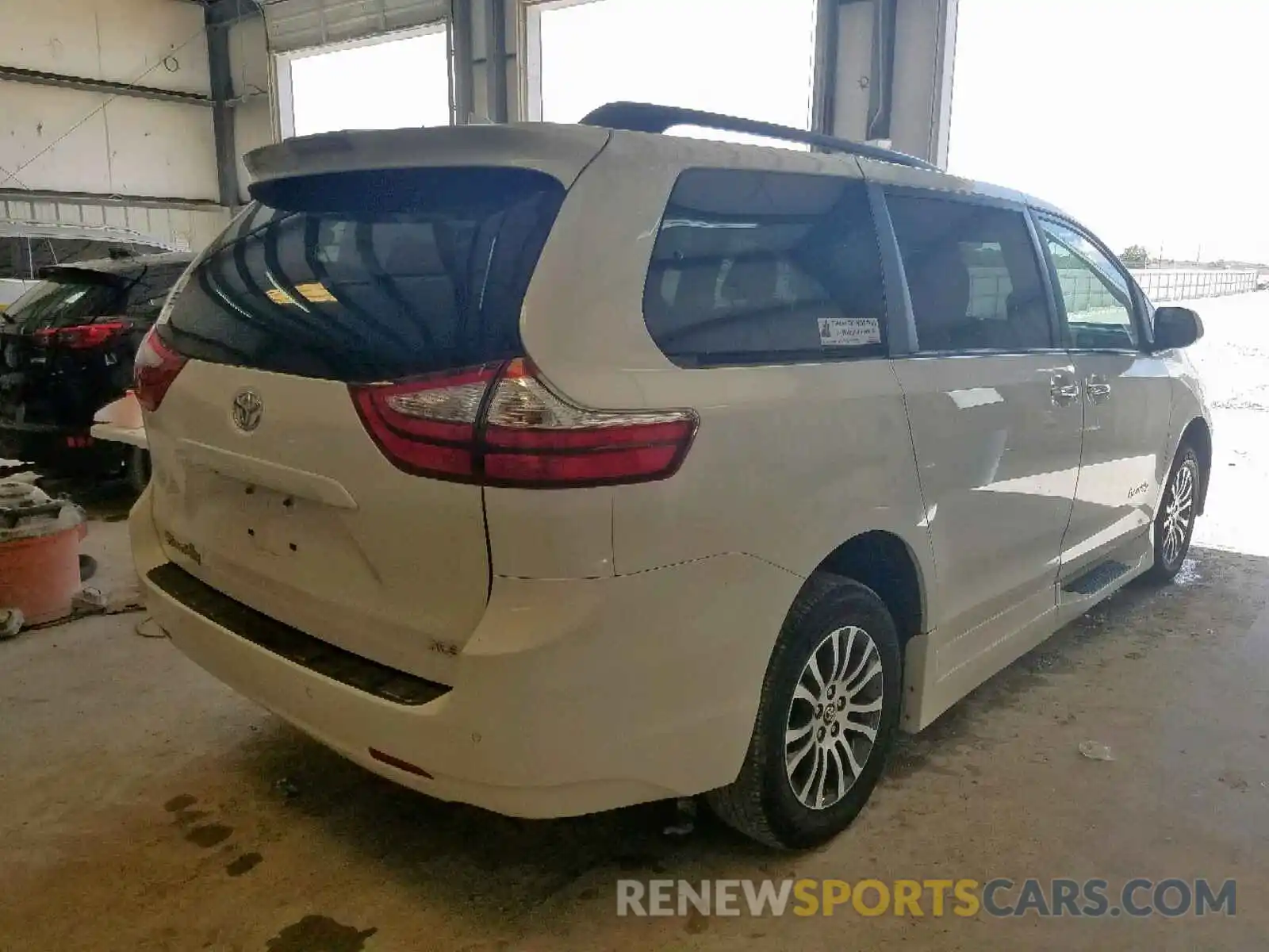 4 Photograph of a damaged car 5TDYZ3DC9KS979371 TOYOTA SIENNA LIM 2019