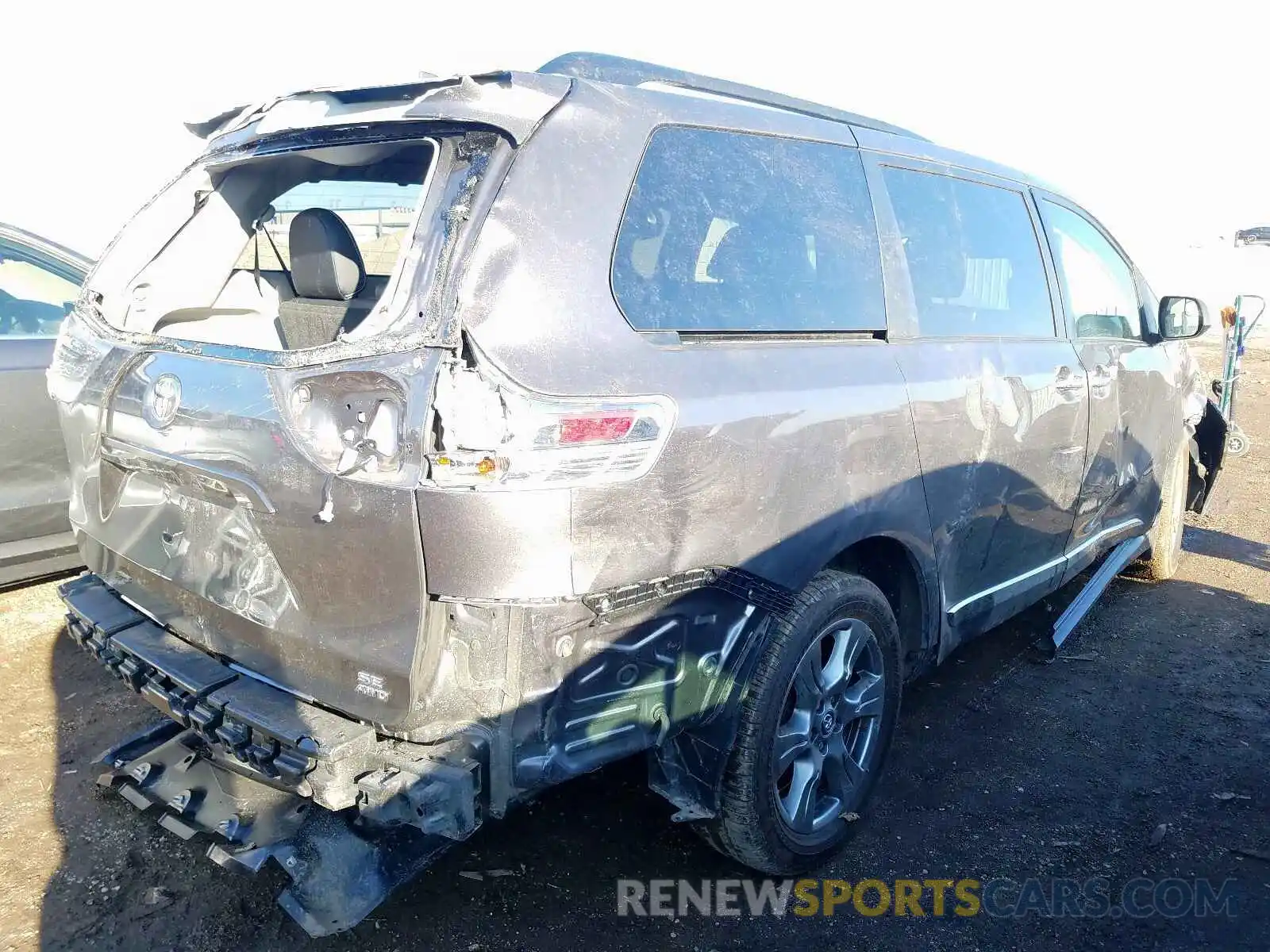 4 Photograph of a damaged car 5TDEZ3DC4KS212126 TOYOTA SIENNA SE 2019