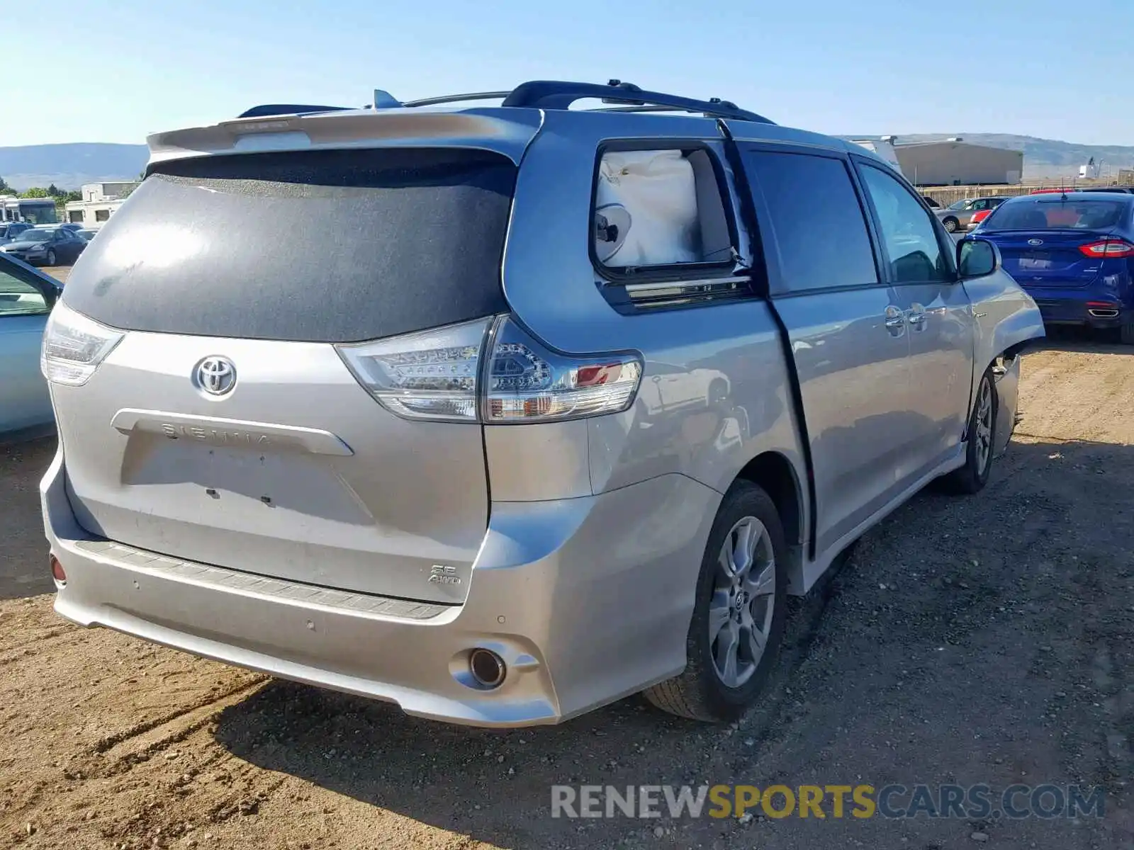 4 Photograph of a damaged car 5TDEZ3DC4KS222834 TOYOTA SIENNA SE 2019