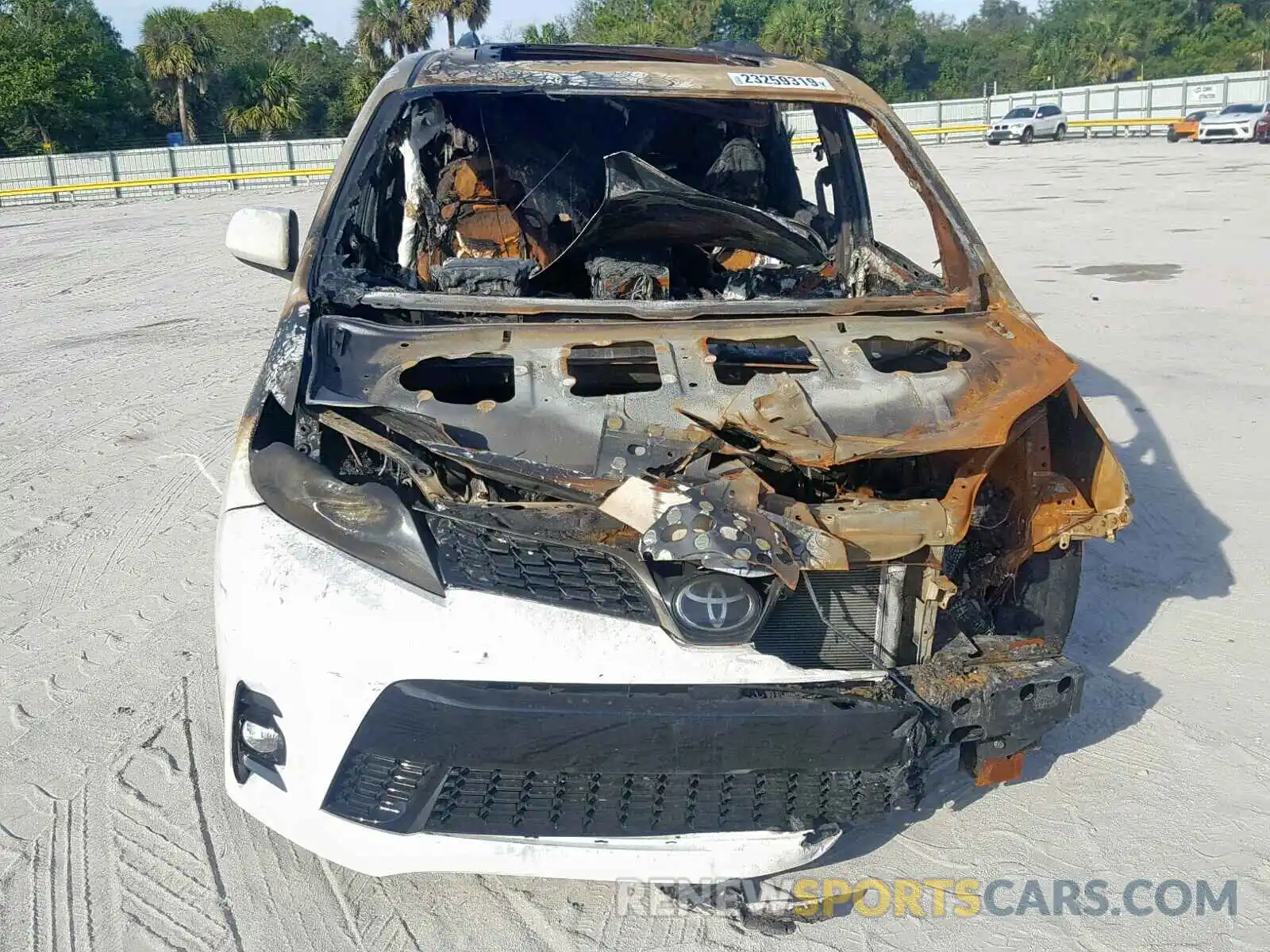 9 Photograph of a damaged car 5TDEZ3DCXKS216875 TOYOTA SIENNA SE 2019