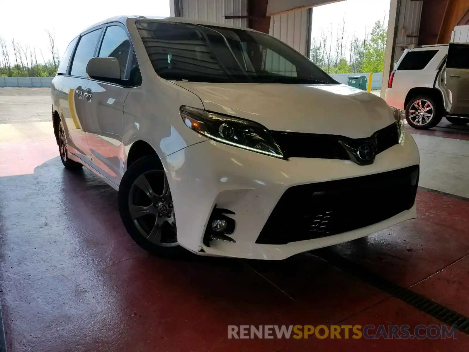 1 Photograph of a damaged car 5TDXZ3DC0KS978587 TOYOTA SIENNA SE 2019